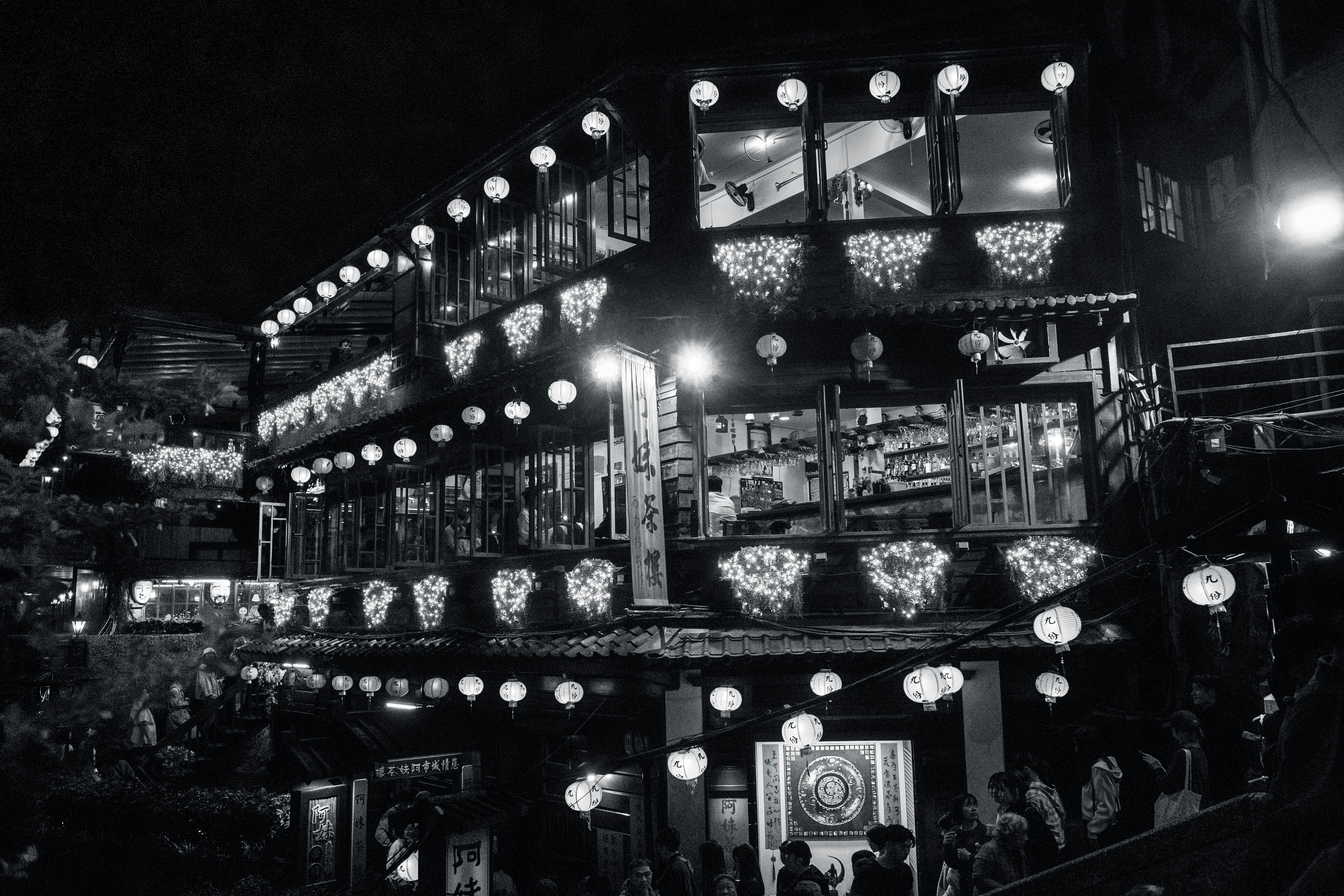 九份の夜に提灯と街灯が並ぶ階段状の商店街の風景