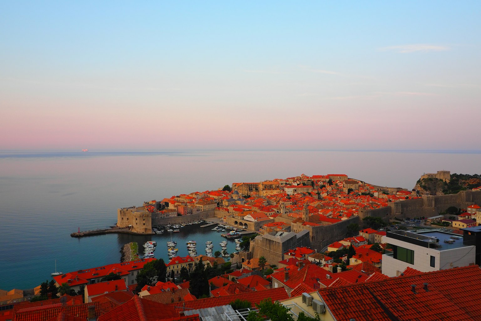 Vista panoramica della costa di Dubrovnik con case a tetto rosso al tramonto