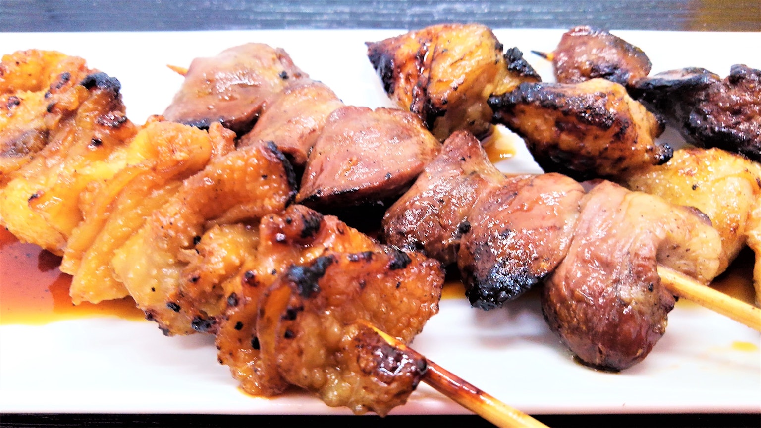 Brochettes de yakitori délicieusement présentées avec du poulet grillé et un glaçage savoureux