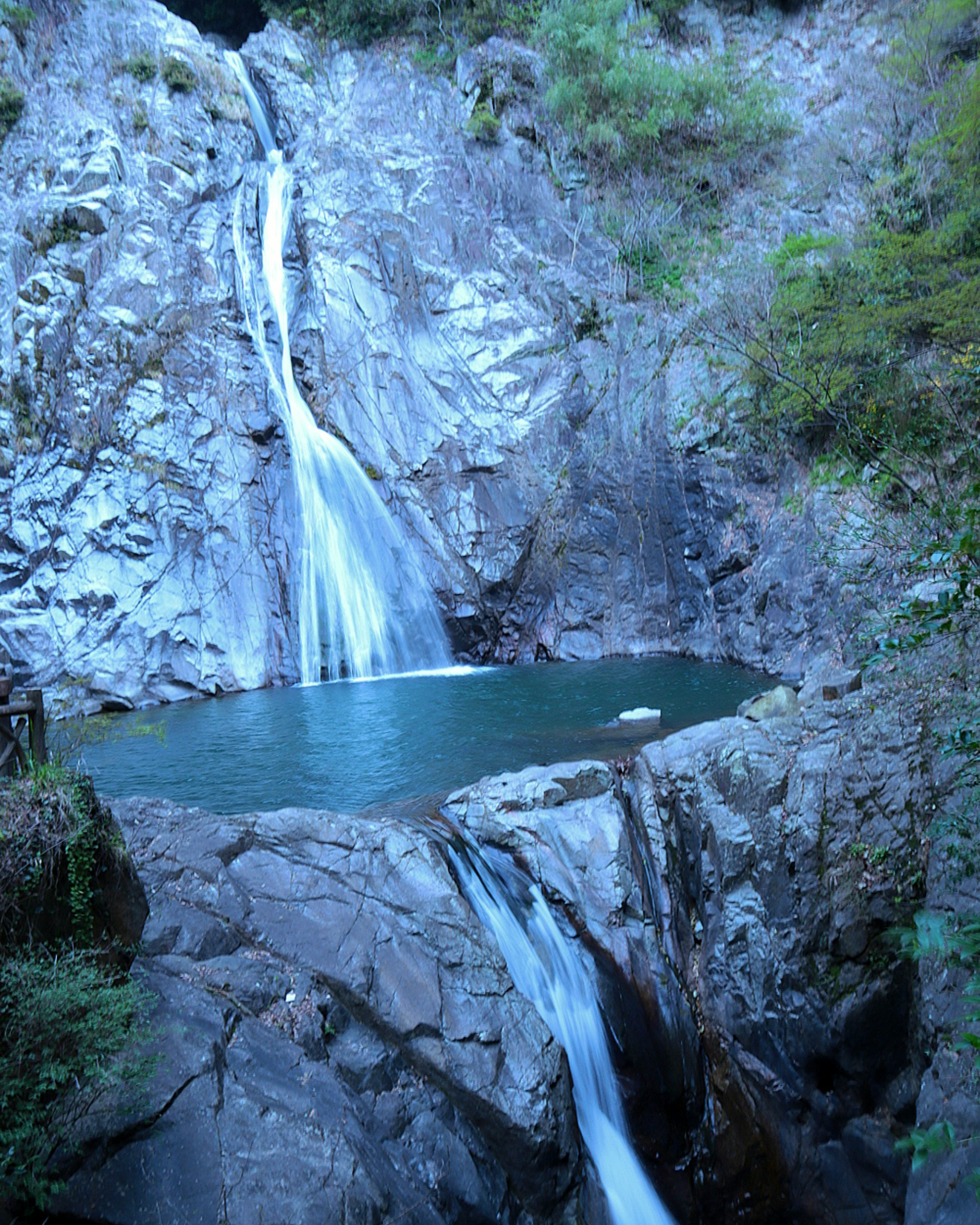 兵庫県神戸市中央区の布引の滝壺から流れ落ちる滝の飛沫と自然の風景