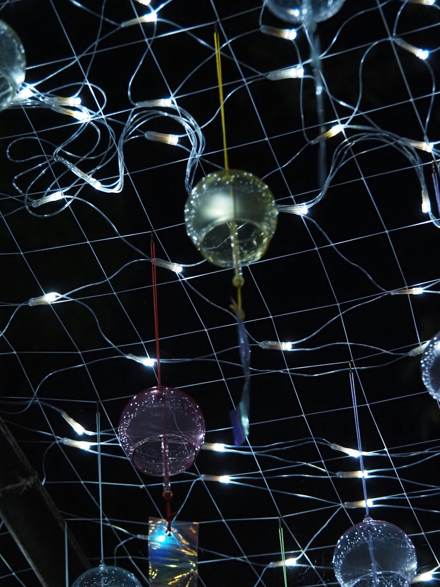 Globos coloridos iluminados por luces sobre un fondo oscuro