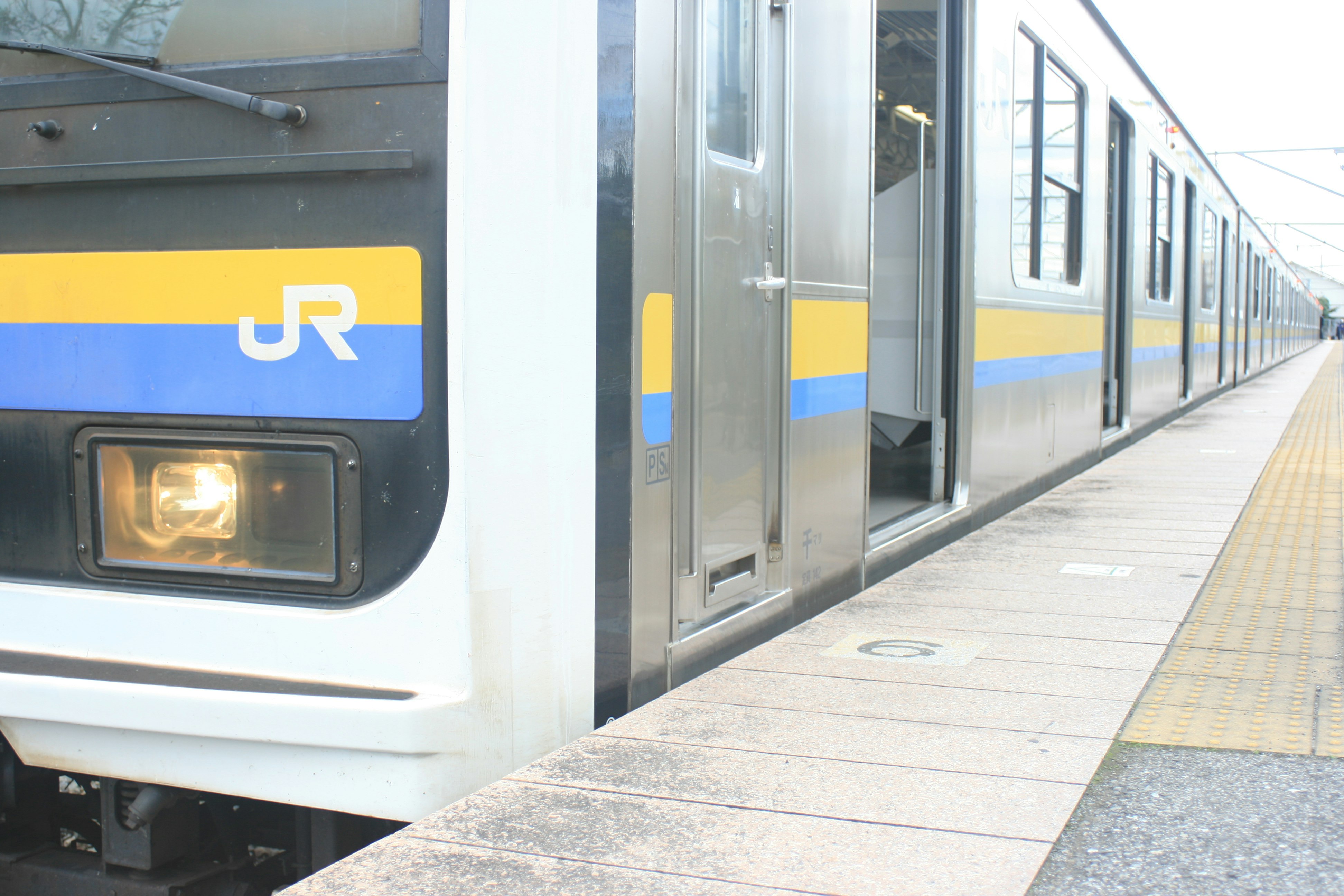 รถไฟโลโก้ JR ที่ชานชาลาสถานี