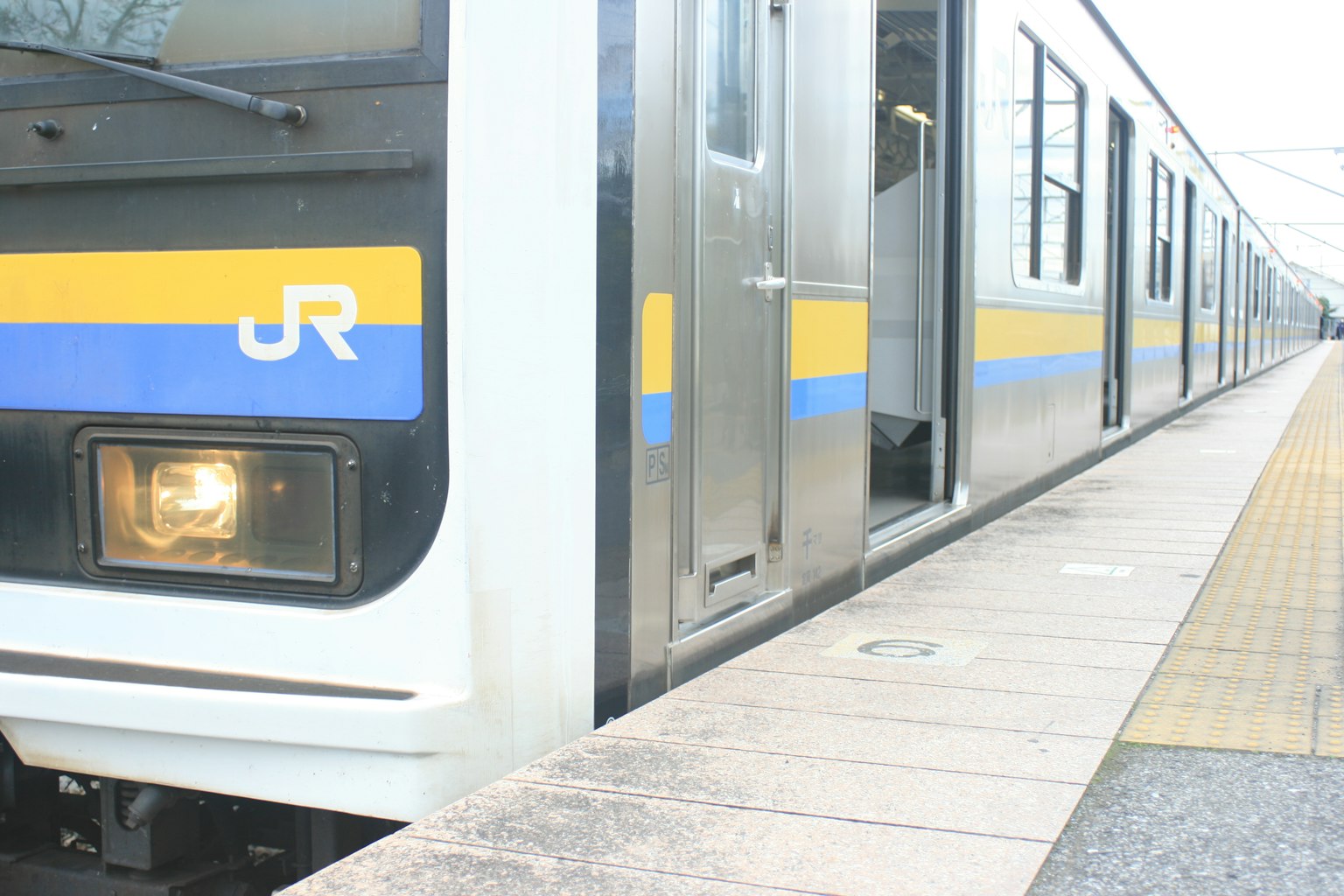 Seitenansicht eines JR-Zuges mit einem Bahnsteig