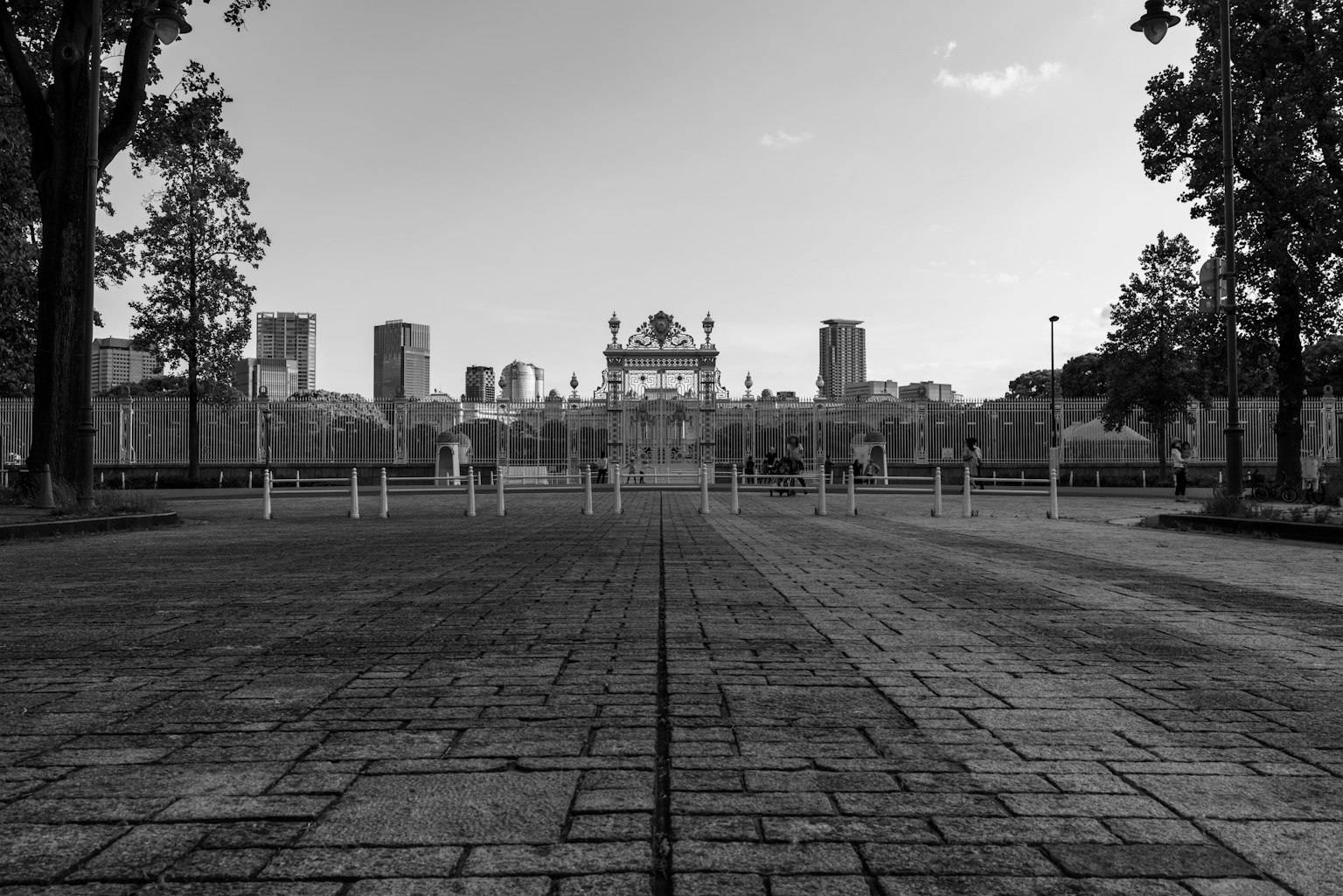 Vue monochrome d'un bâtiment historique situé au centre d'une place