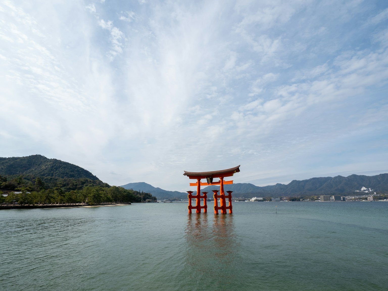 Rotes Torii-Tor im Meer mit blauem Himmel
