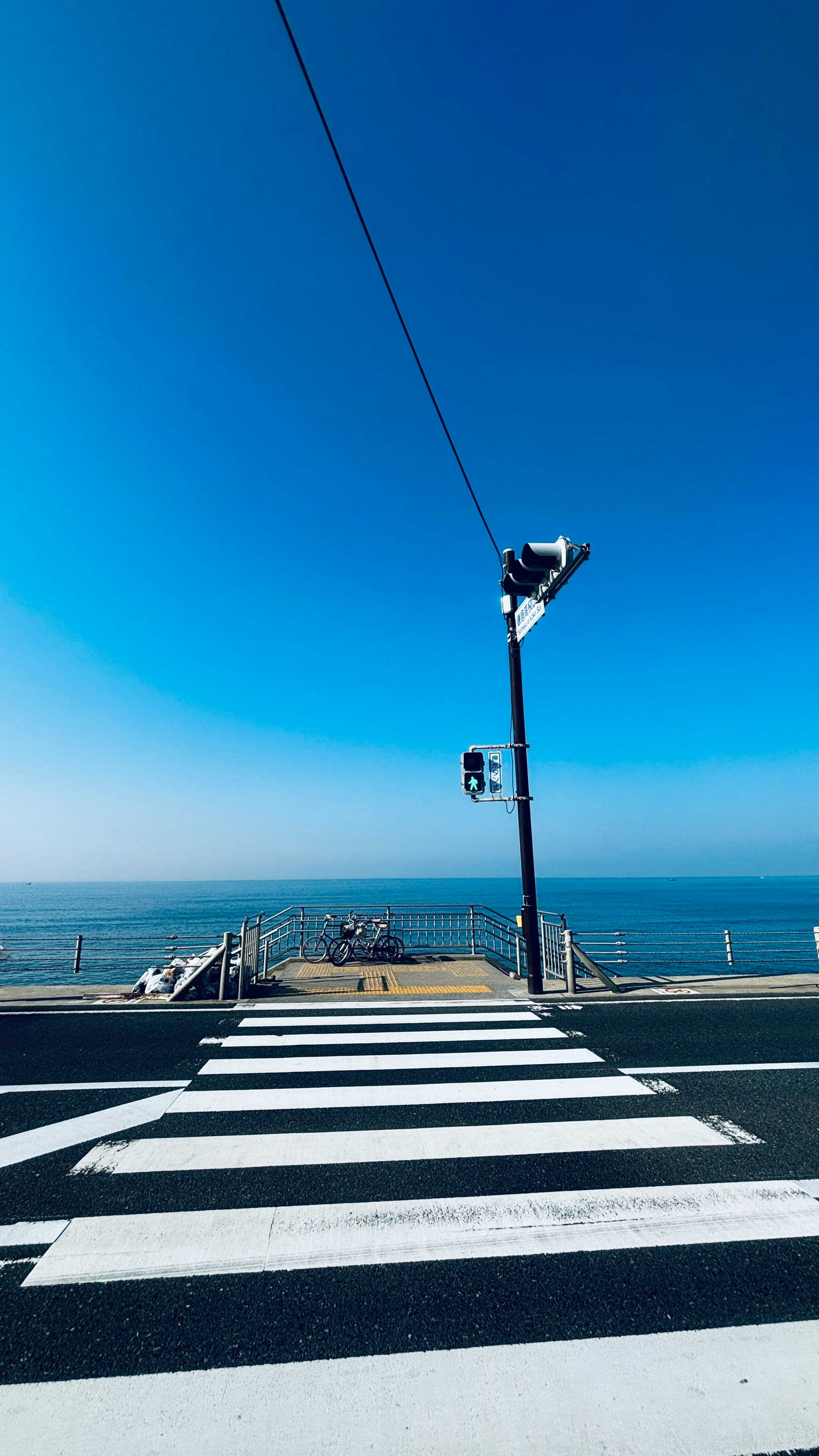 海に続く桟橋の横断歩道のある眺め