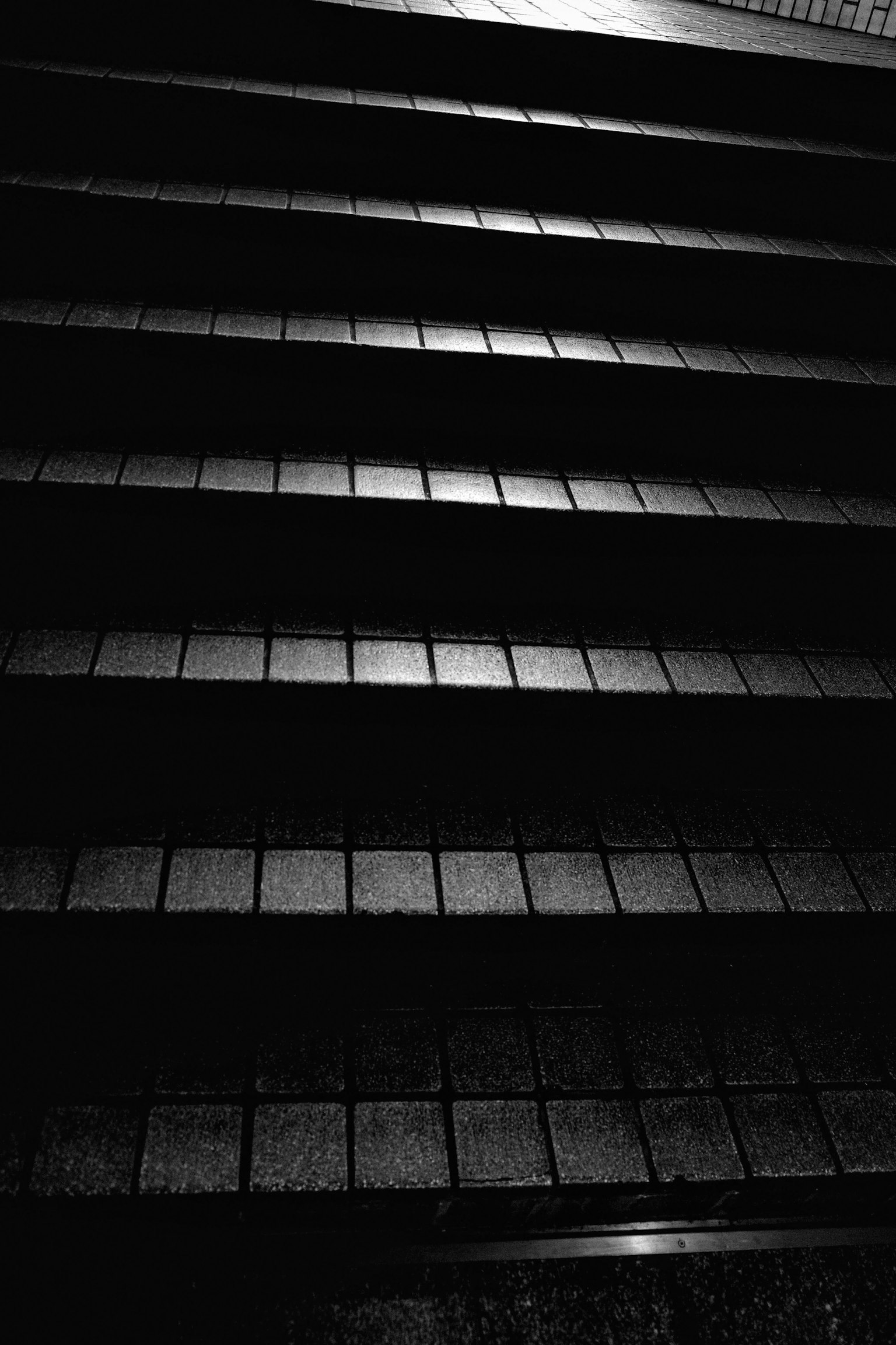 Photo mettant en avant la texture noire et blanche des escaliers