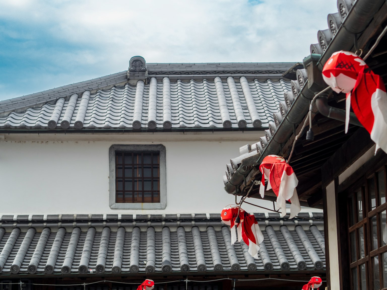 帶有紅色裝飾的傳統日本建築屋頂