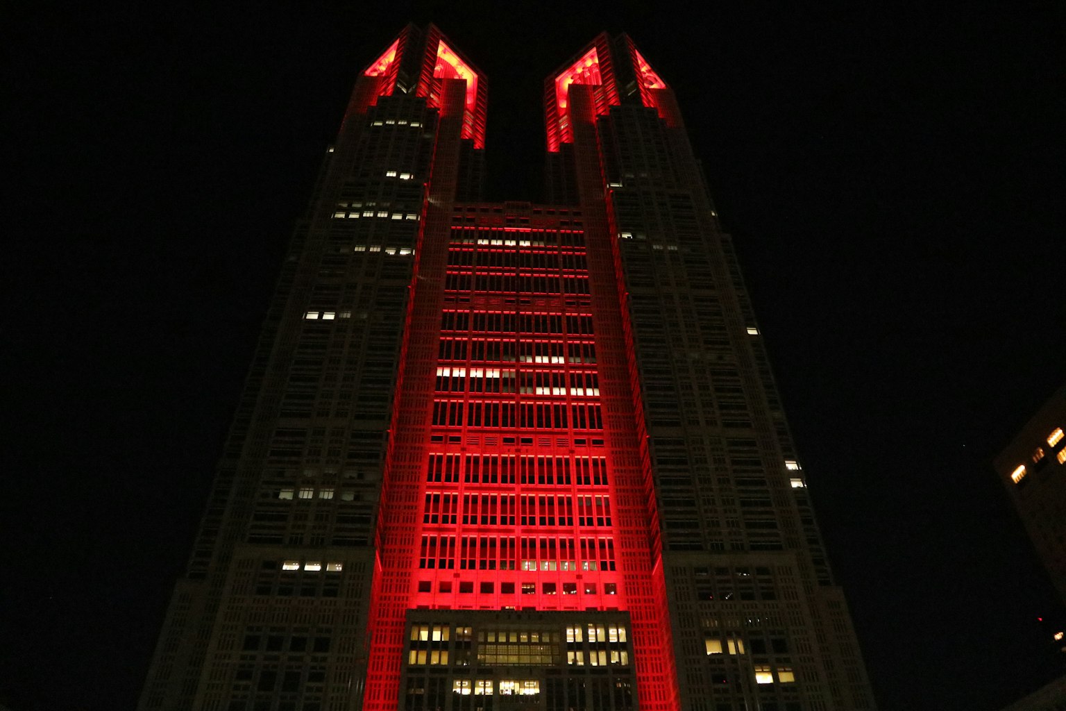 Gedung pencakar langit Tokyo yang diterangi merah di malam hari