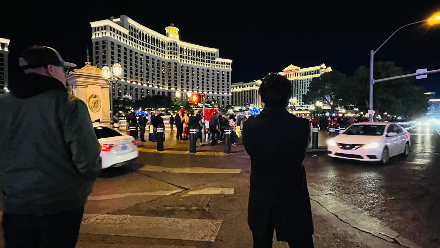 Deux hommes se tenant avec l'hôtel Bellagio en arrière-plan la nuit