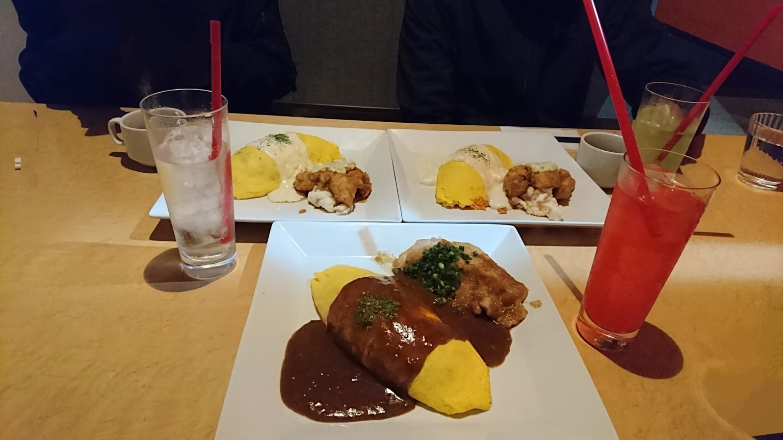 一张摆满蛋包饭和饮料的桌子