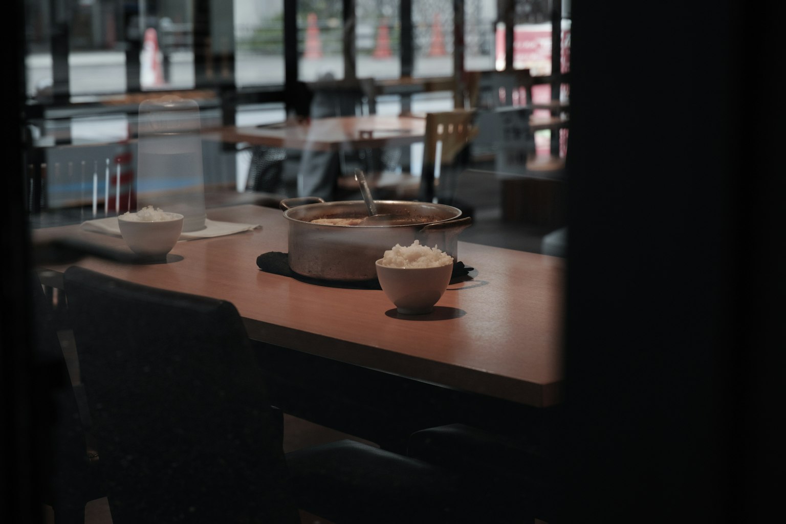 Interno di un ristorante con una pentola e ciotole di riso sul tavolo