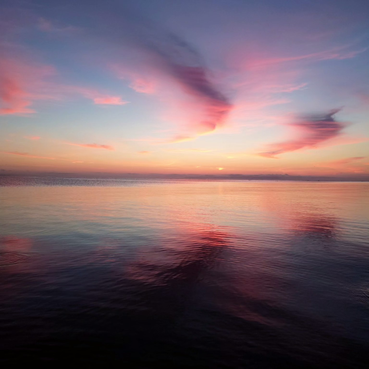 Bellissimo tramonto che si riflette su un mare calmo