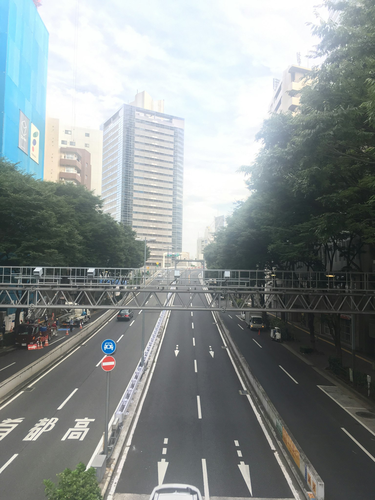 Route urbaine avec des bâtiments en arrière-plan
