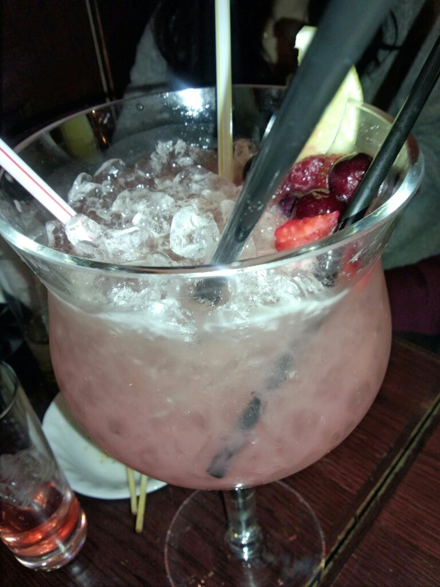 Grande coppa di cocktail riempita di ghiaccio e frutta