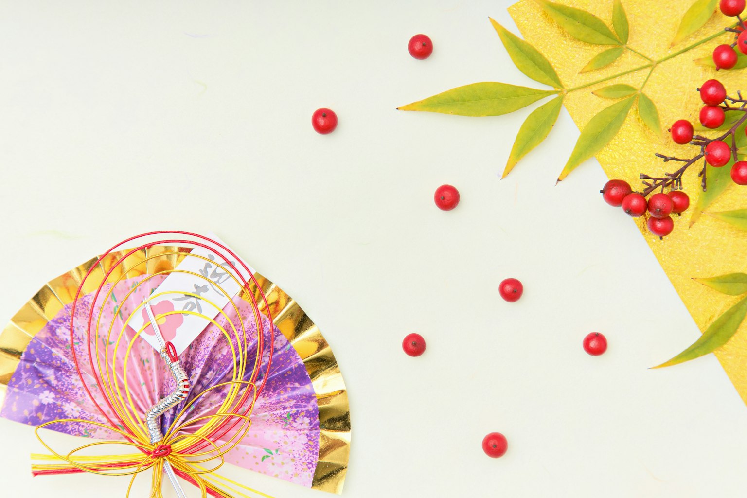 Bunter Fächer mit roten Beeren auf einem weißen Hintergrund verstreut