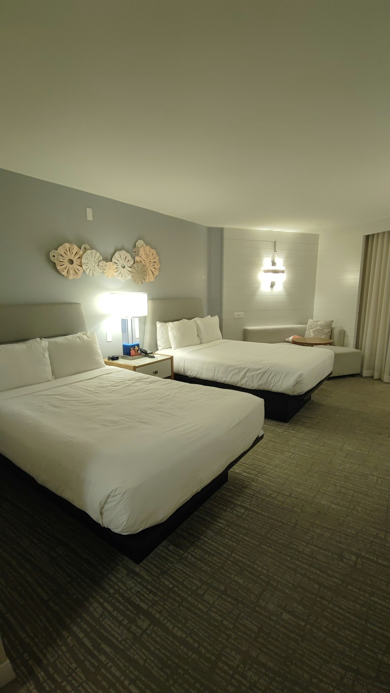 Kamar hotel cerah dengan dua tempat tidur