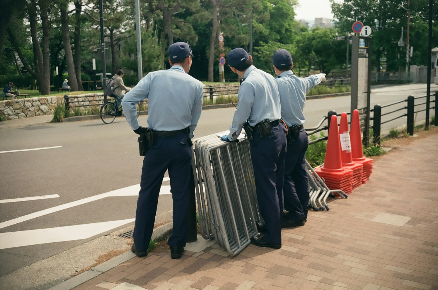 警察官が道路を監視している様子 バリケードと交通標識が見える
