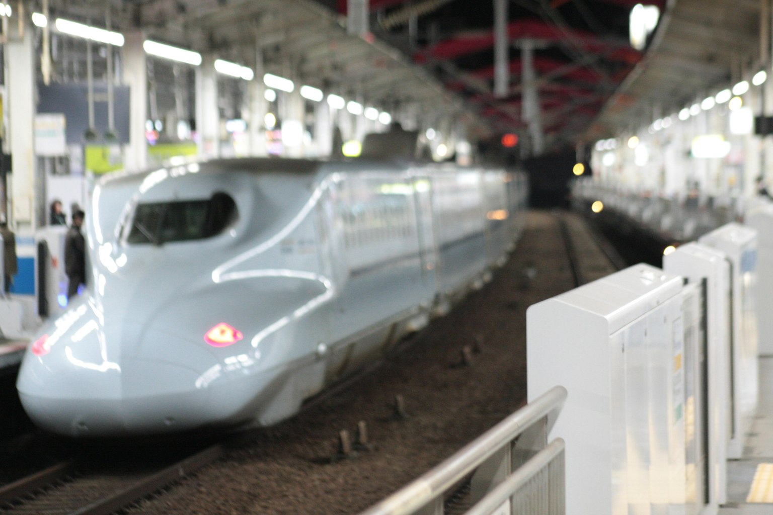ภาพเบลอของรถไฟชิงกันเซนที่สถานี