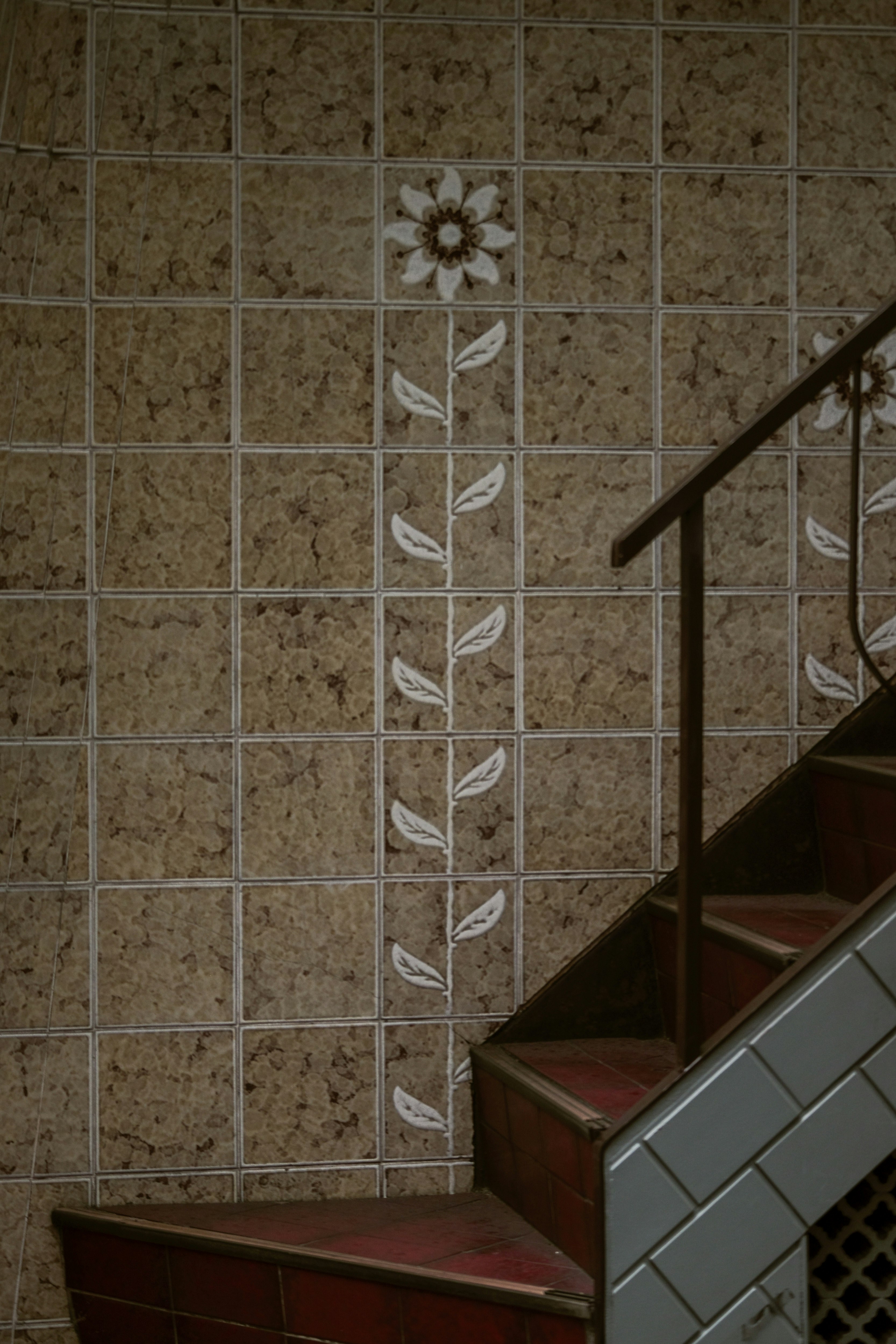 escalier carrelé avec décoration de tournesol