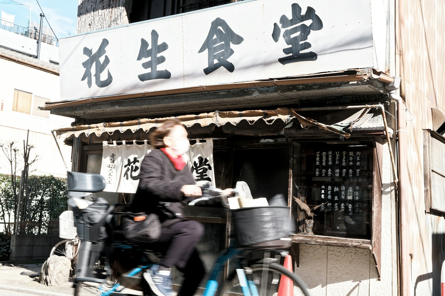 Extérieur d'une ancienne salle à manger avec une personne à vélo
