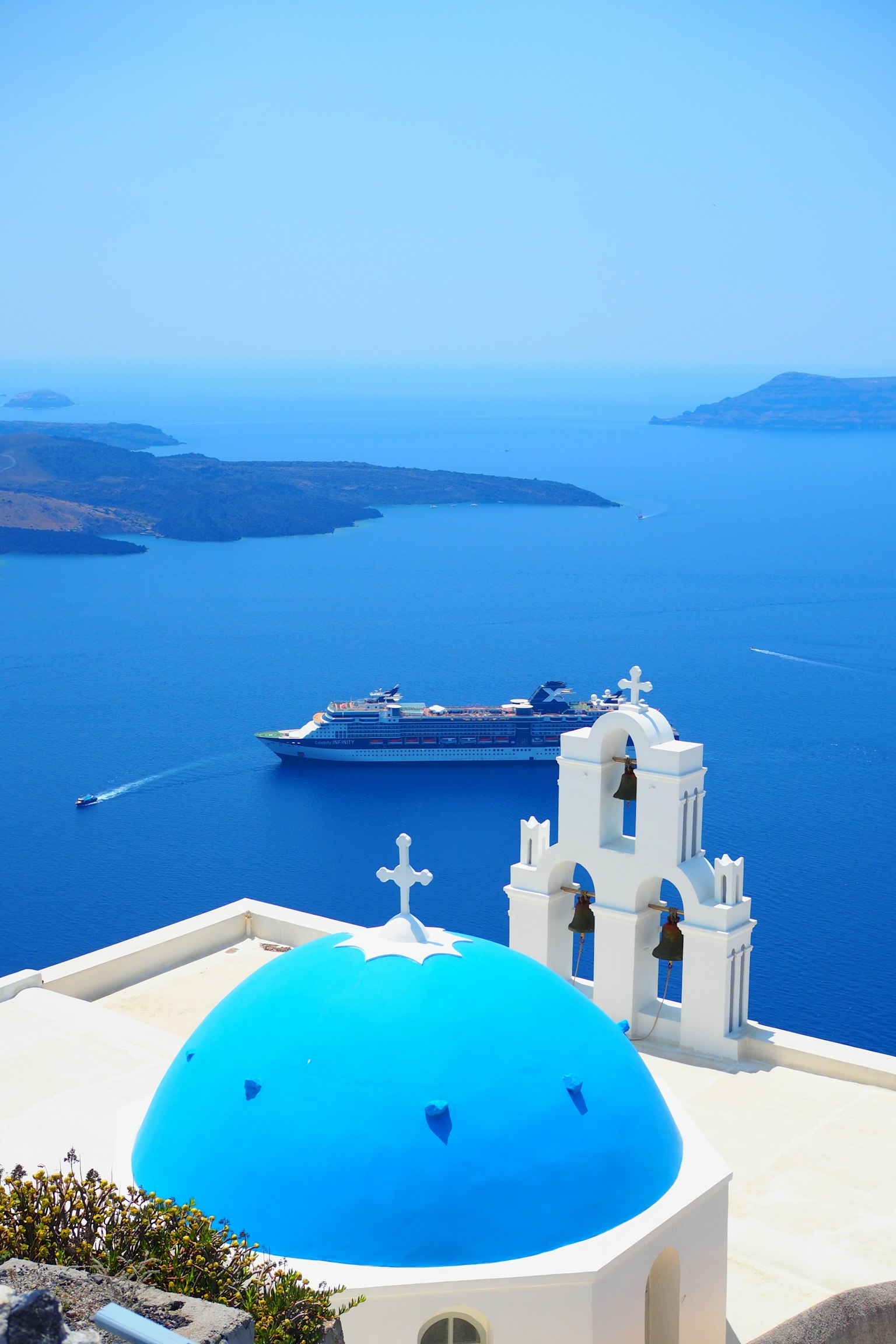 Pemandangan indah Santorini dengan kubah biru dan menara gereja putih