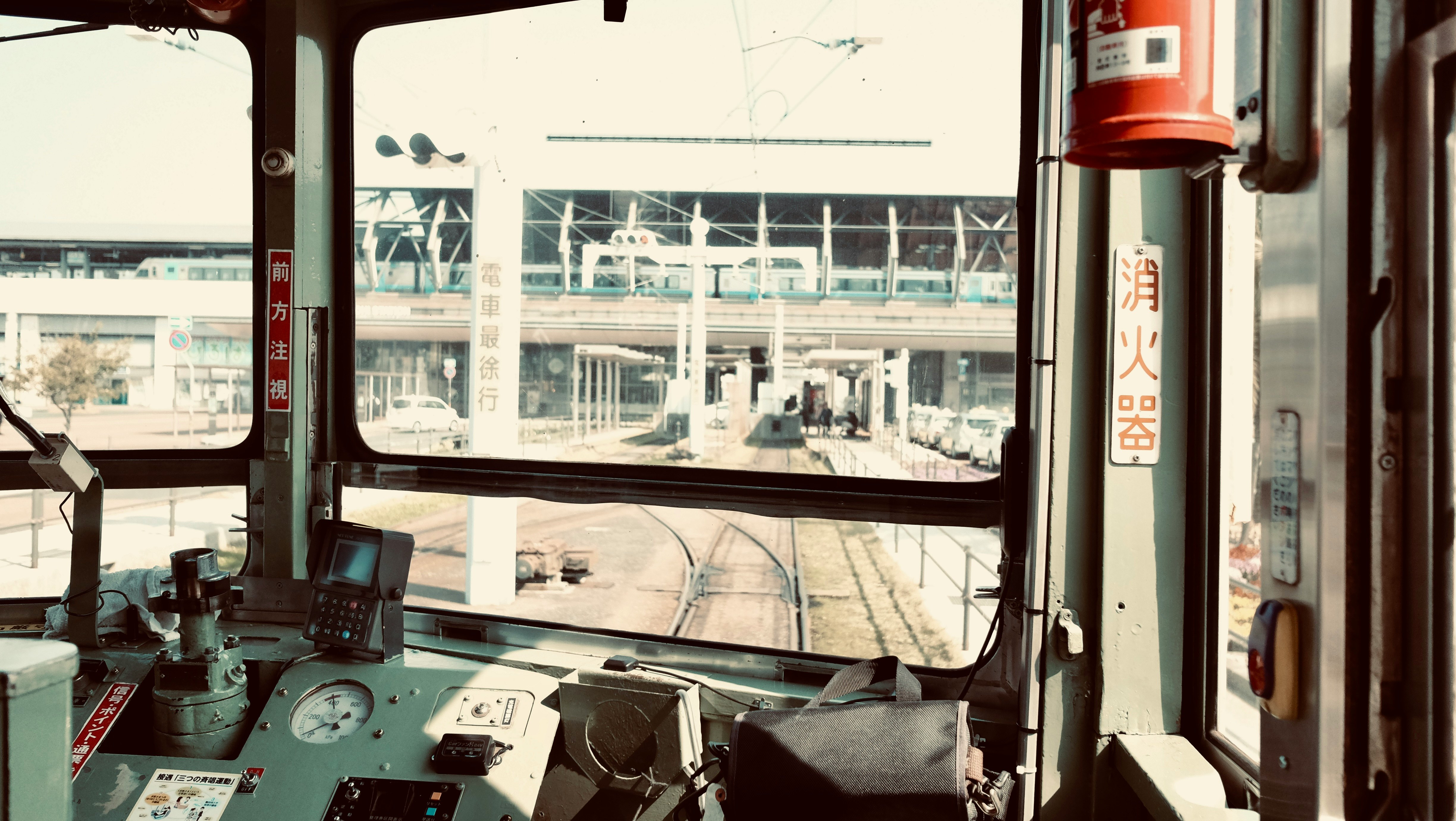 とさでん交通の車窓から見える高知市の駅ホームと線路の風景