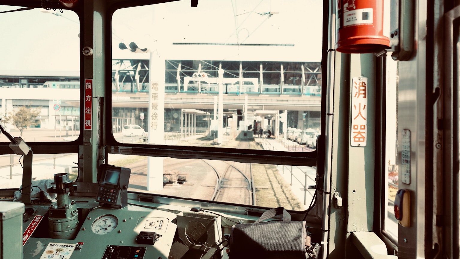 Blick aus der Fahrerkabine auf den Bahnhof und die Gleise