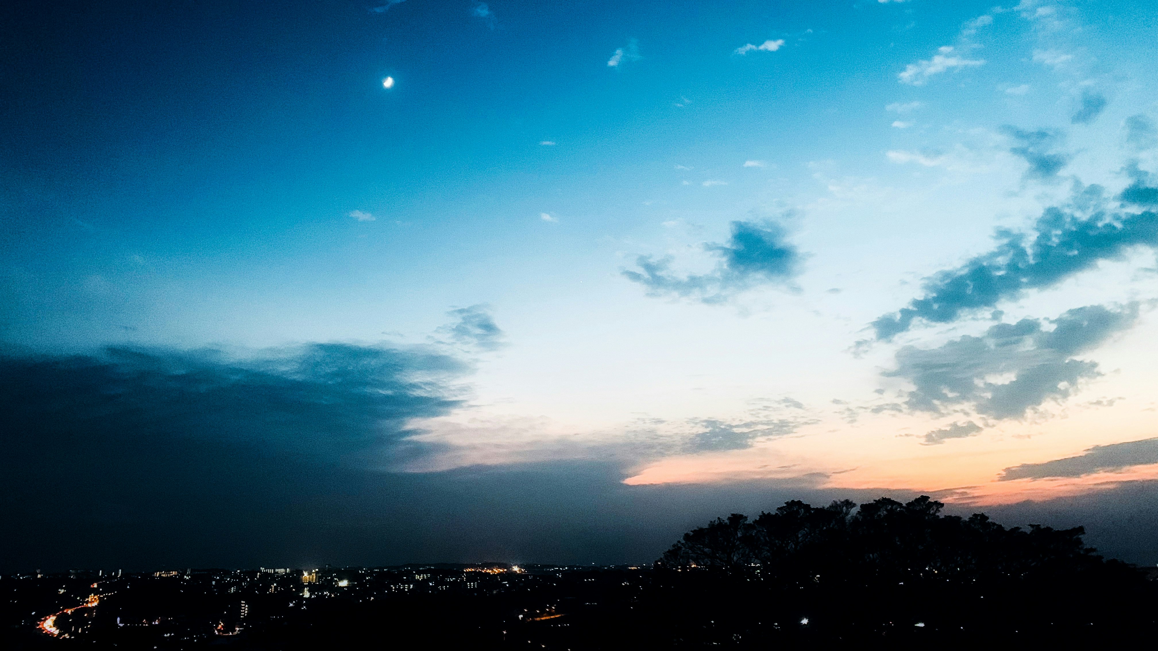 langit senja di atas cakrawala kota pada malam hari