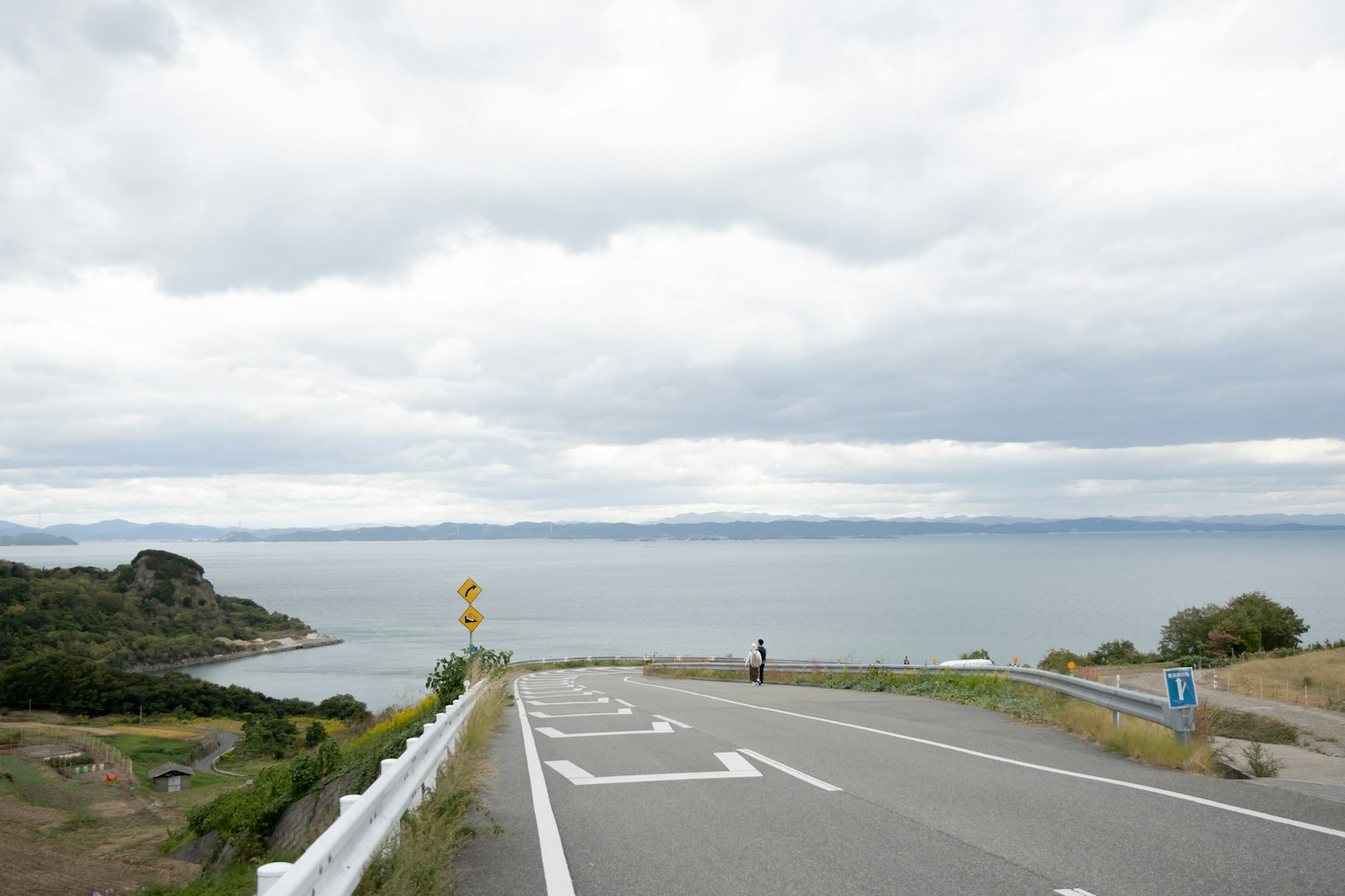 通往海洋的道路在阴云密布的天空下