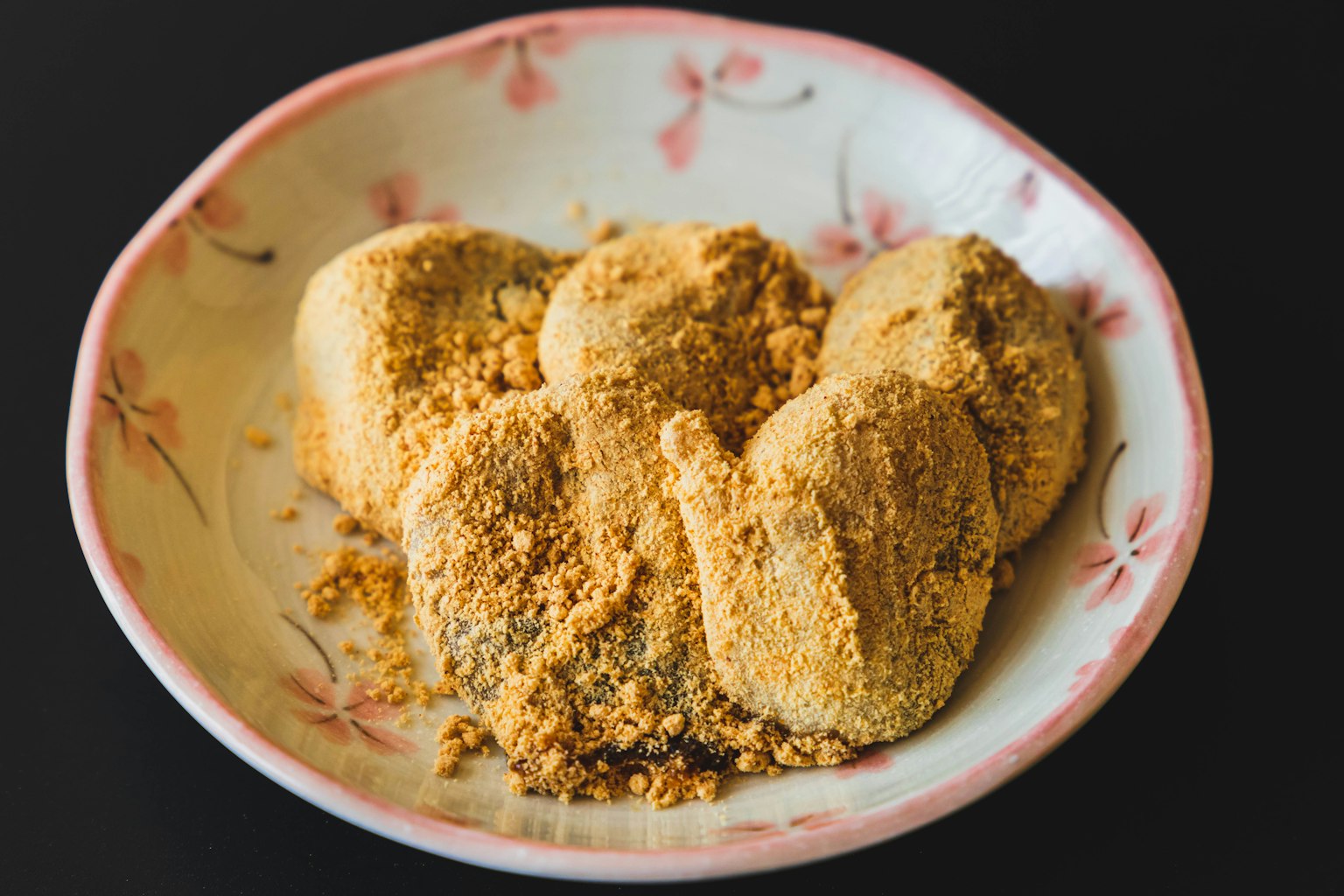 Mochi coperto di farina di soia su un piatto decorativo