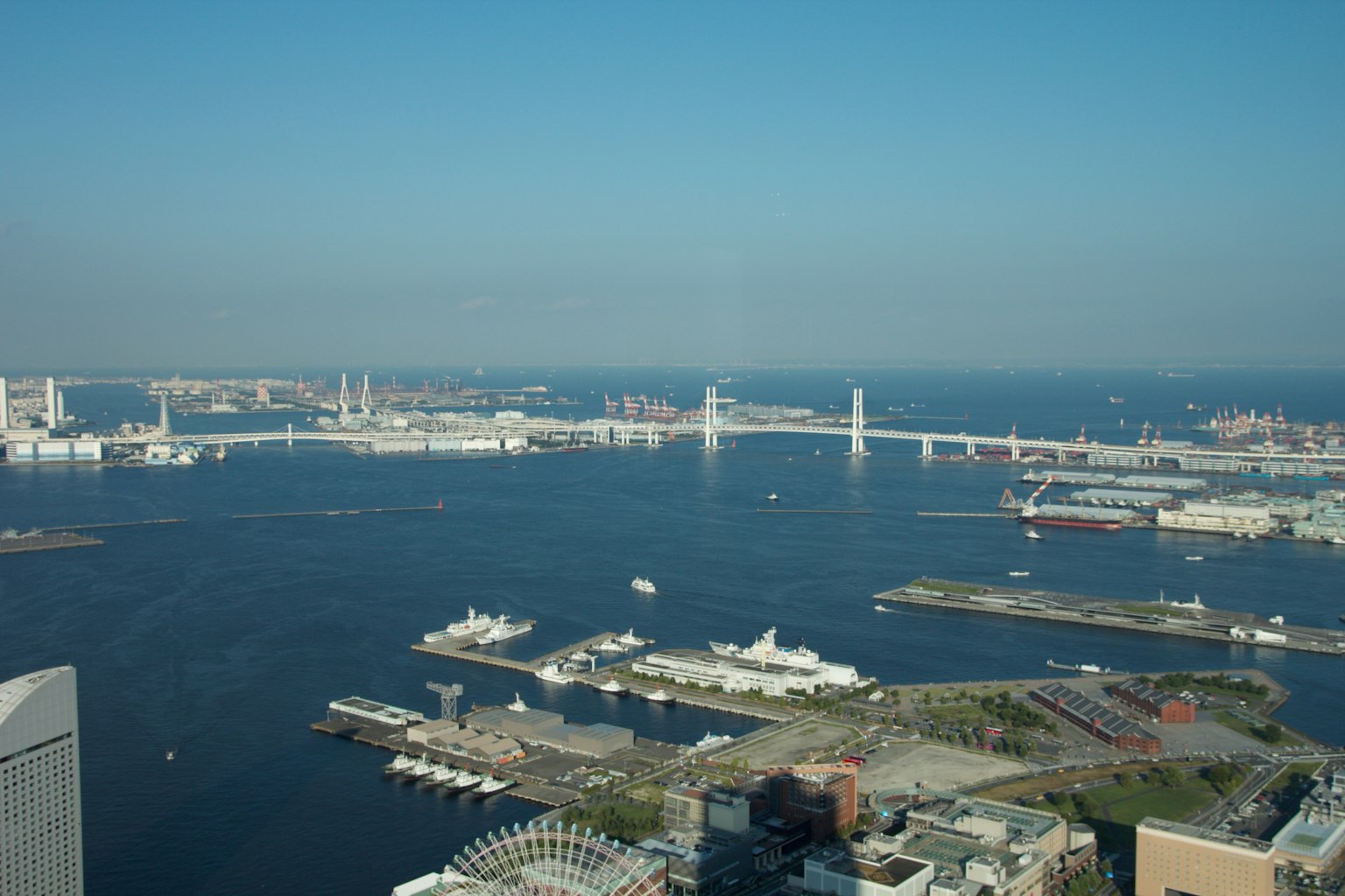 横滨海洋和桥梁的全景