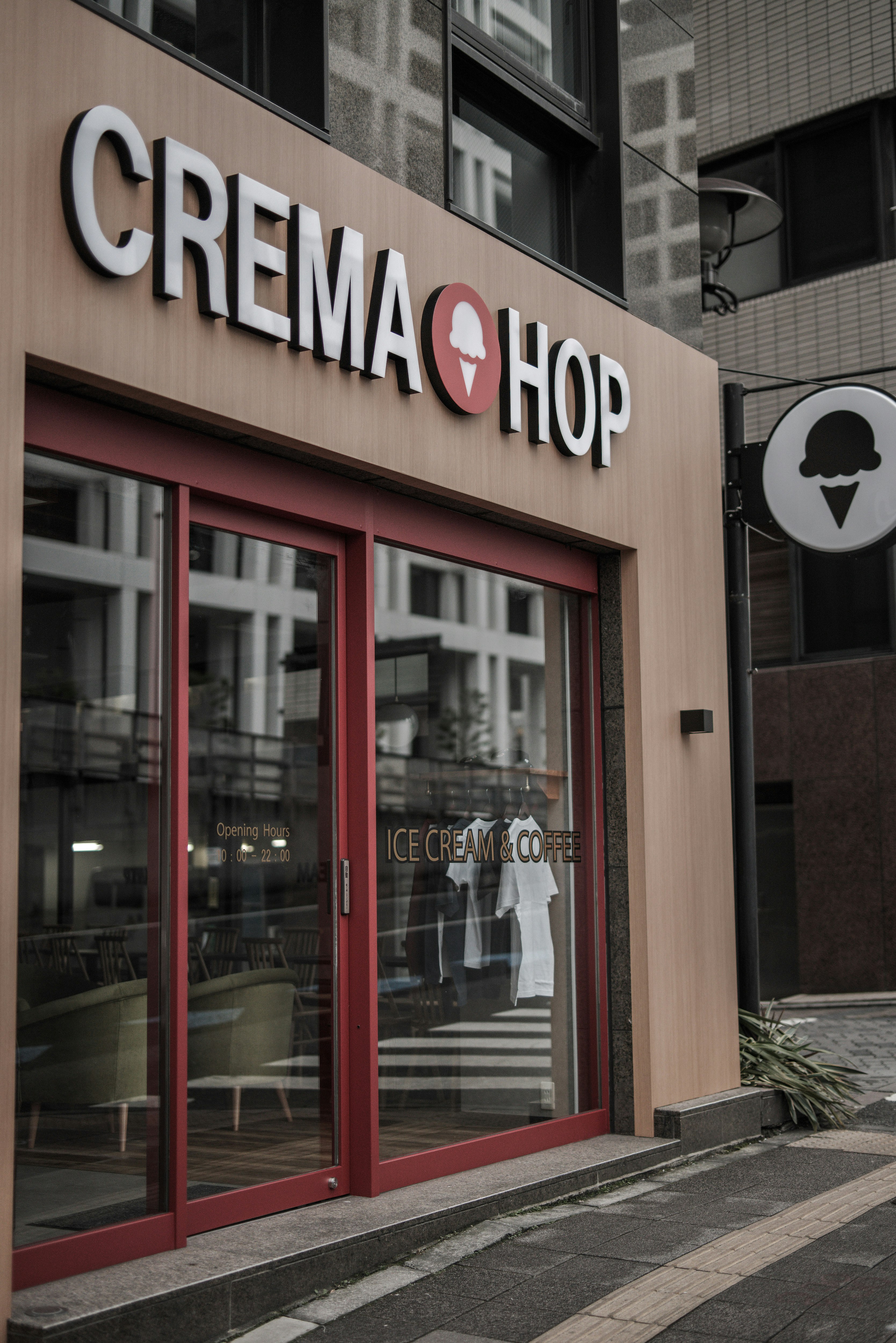 「CREMA@HOP」看板のあるアイスクリーム店の外観