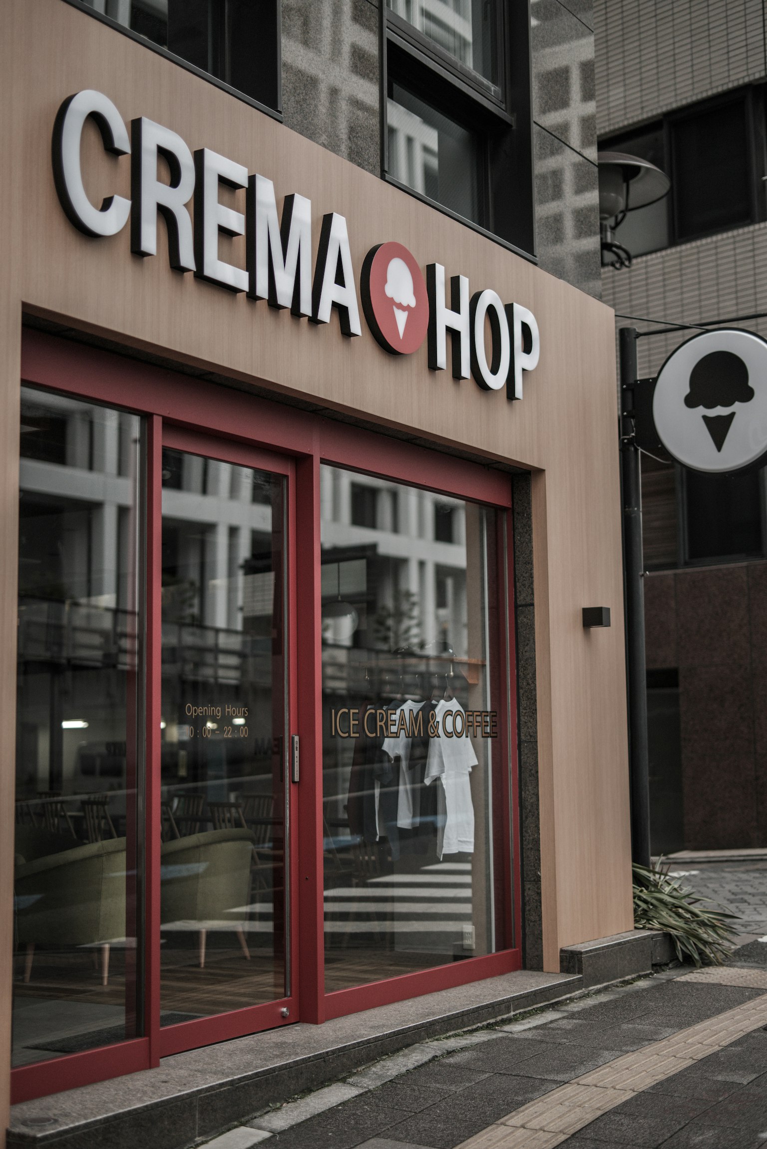 Crema Hop商店的外觀，帶紅色門和標誌