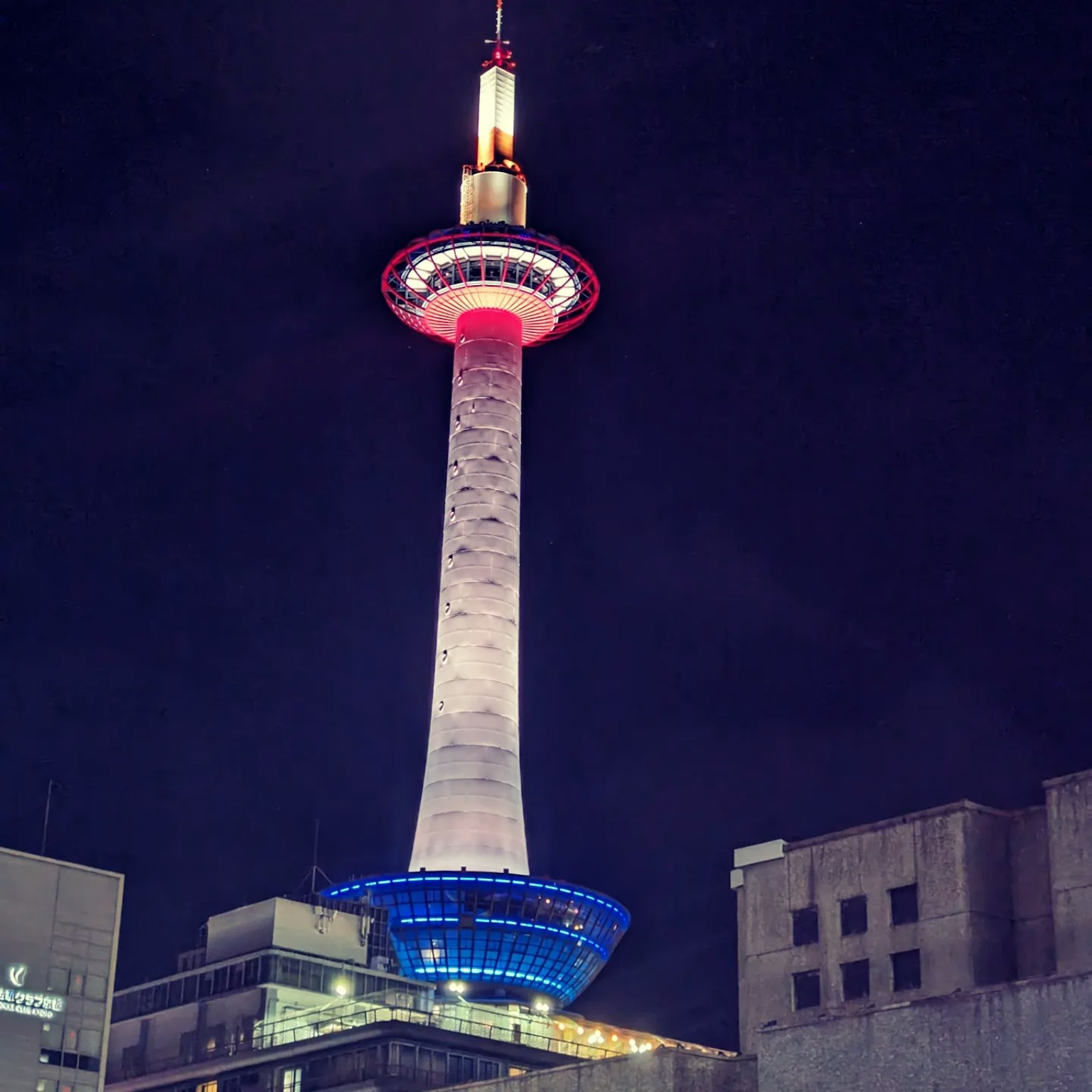 夜间点亮的京都塔，红色和蓝色灯光