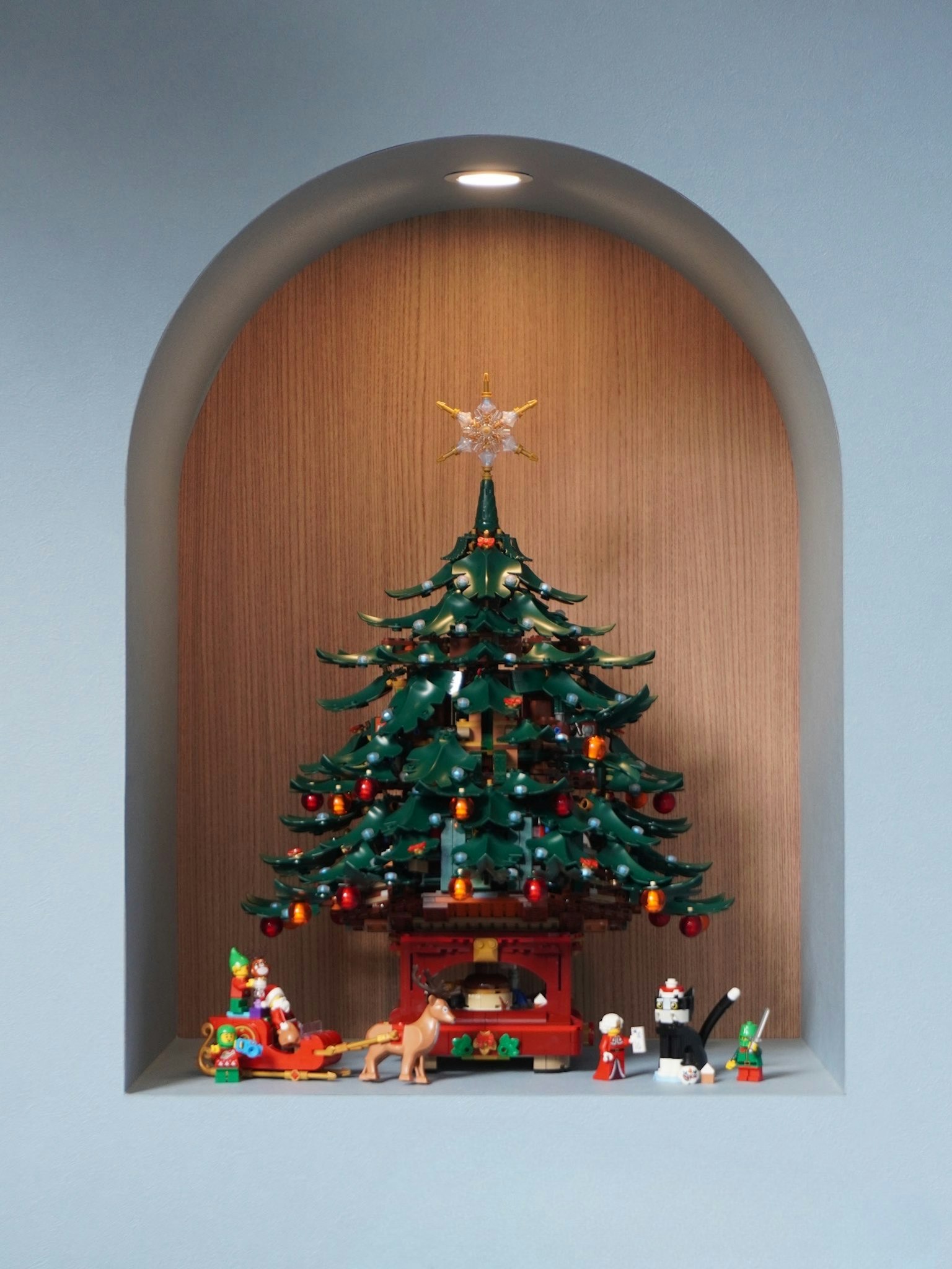 クリスマスツリーのレゴセットが飾られたアーチ型のニッチの中にあるシーン