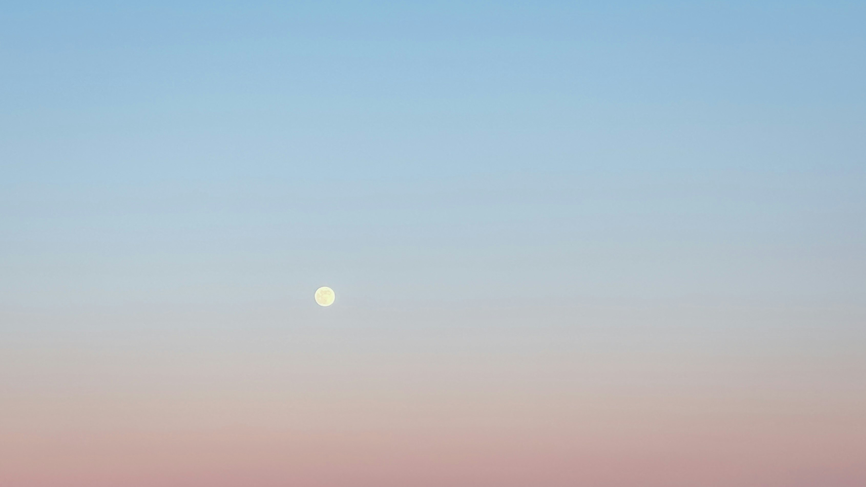 夕焼けの空に浮かぶ月