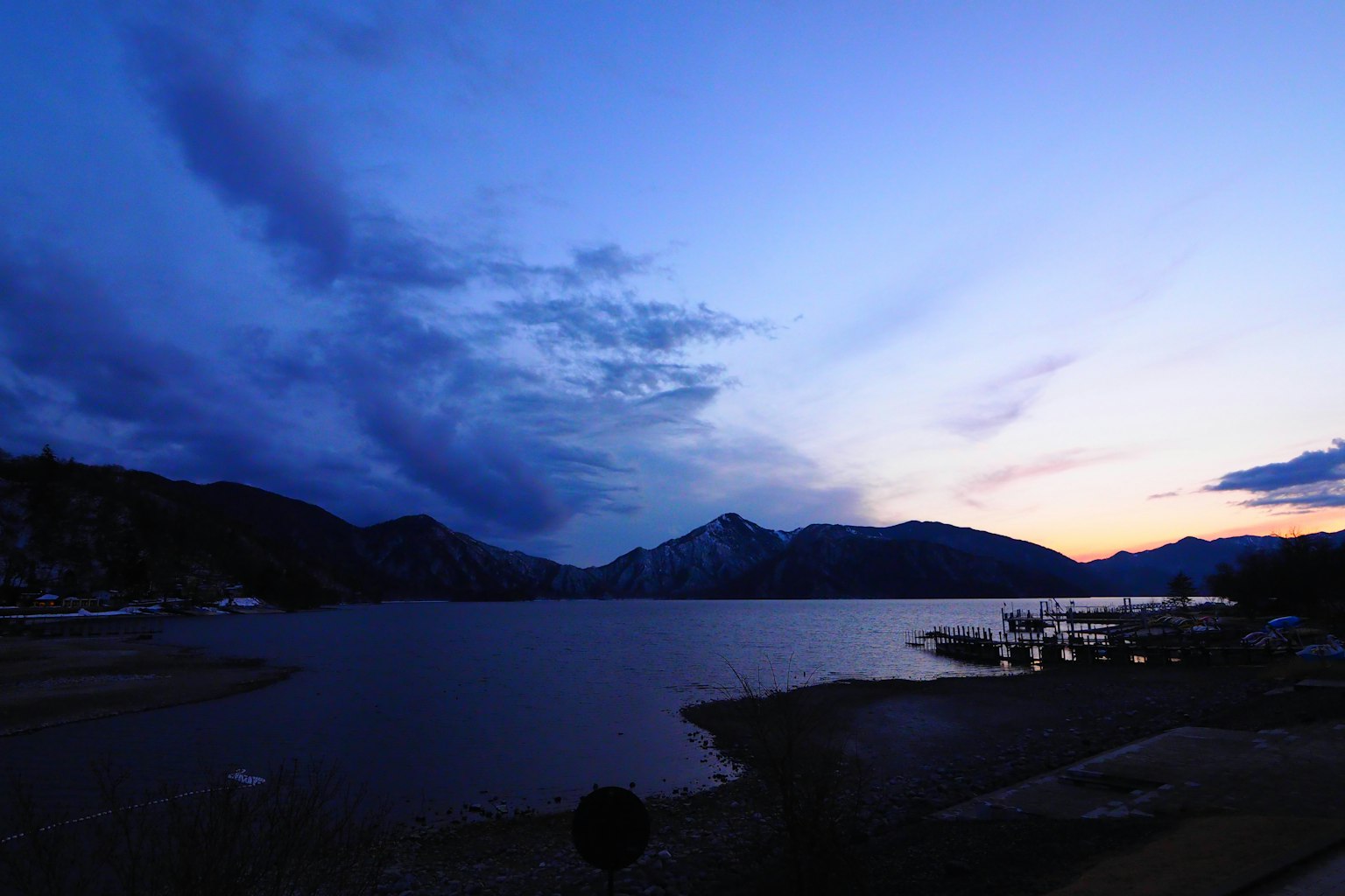 Hermoso paisaje al atardecer con lago y montañas