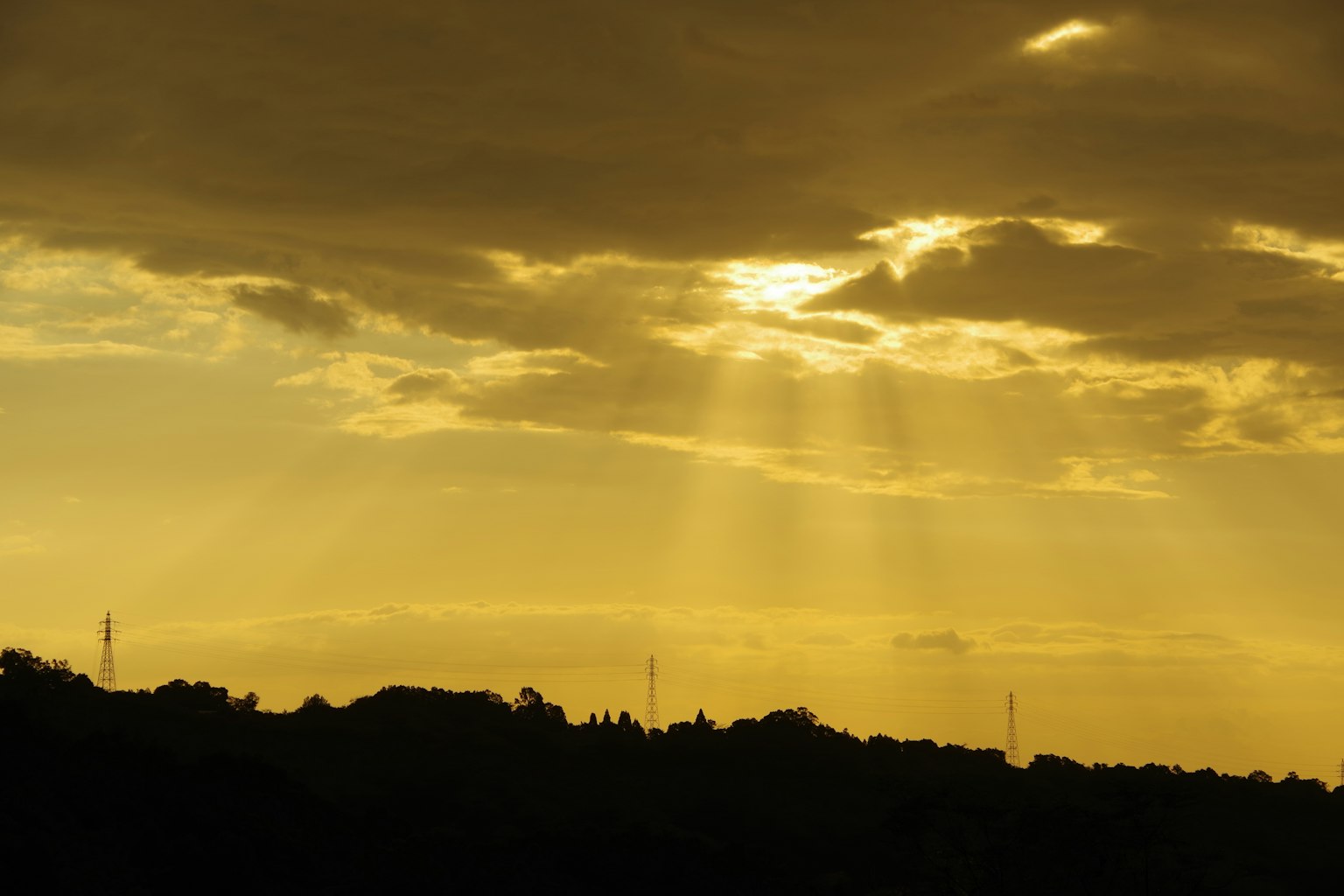 Paesaggio con cielo al tramonto e colline in silhouette