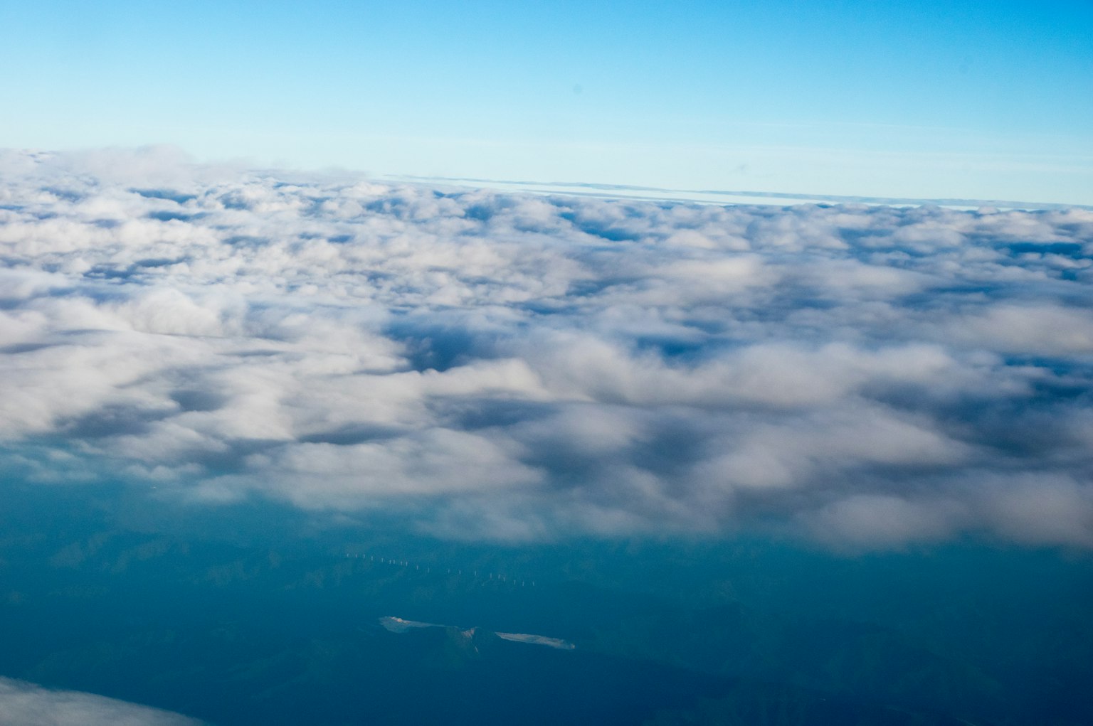 Schöne Landschaft aus blauem Himmel und Wolkenmeer