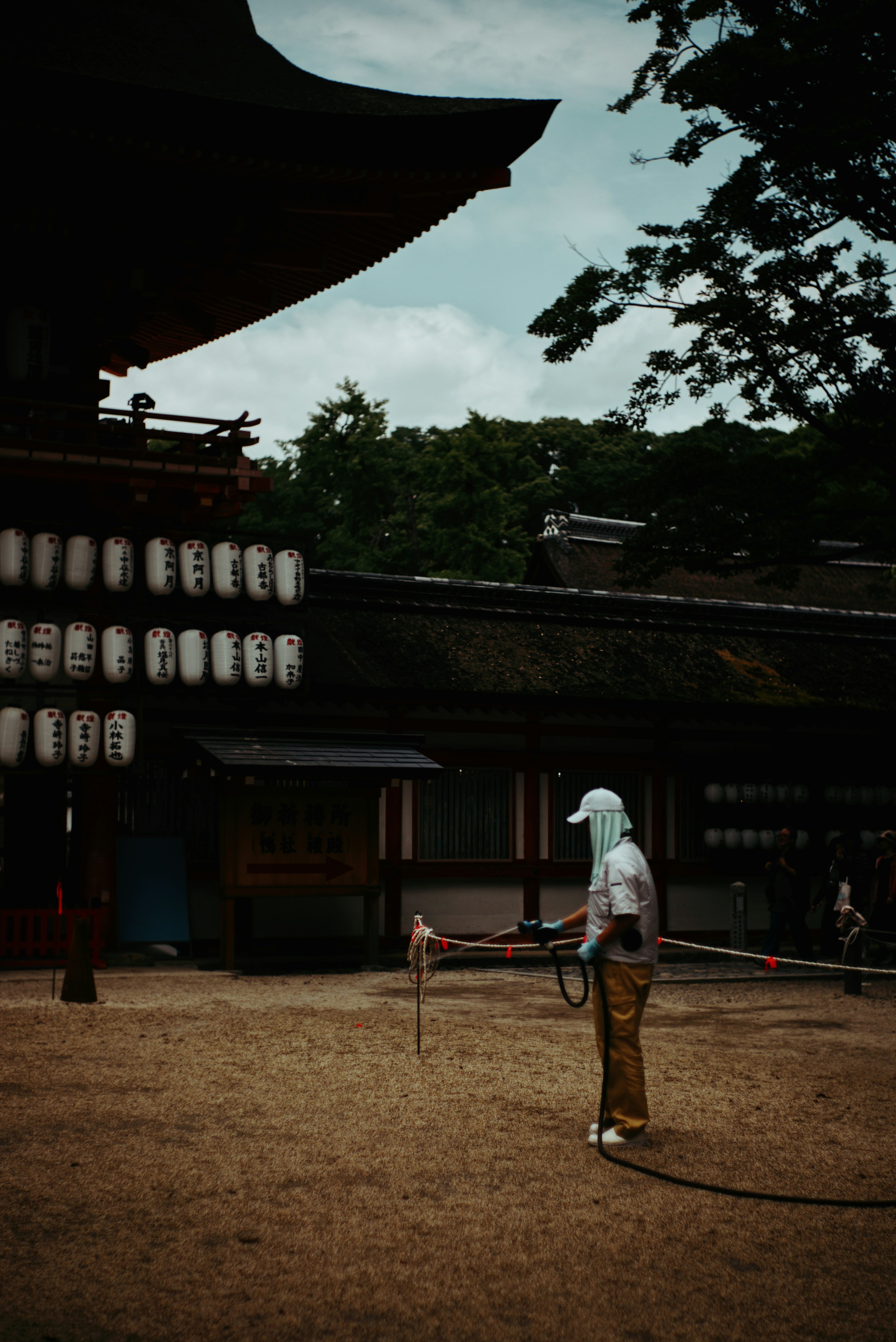下鴨神社の境内で行われる祭りの準備風景