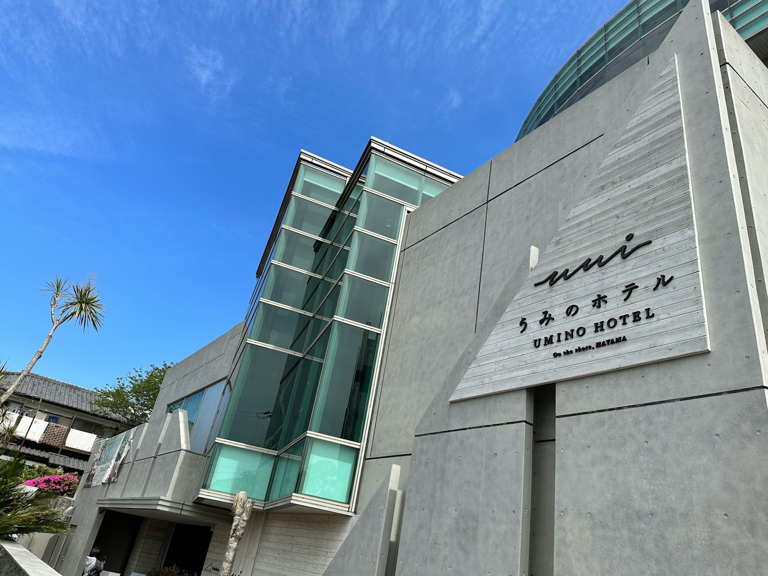现代建筑，宽大的玻璃窗户，背景是蓝天