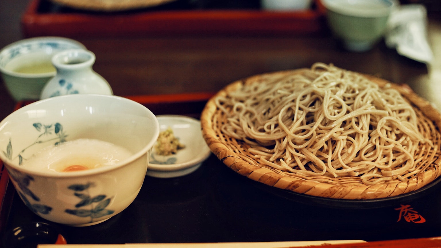 Kaltes Soba serviert mit einem weichgekochten Ei und Dip-Sauce