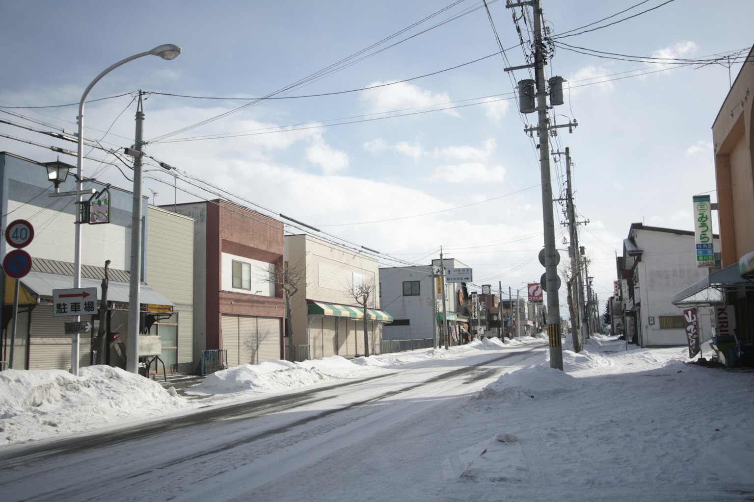 Rue calme recouverte de neige avec ciel bleu
