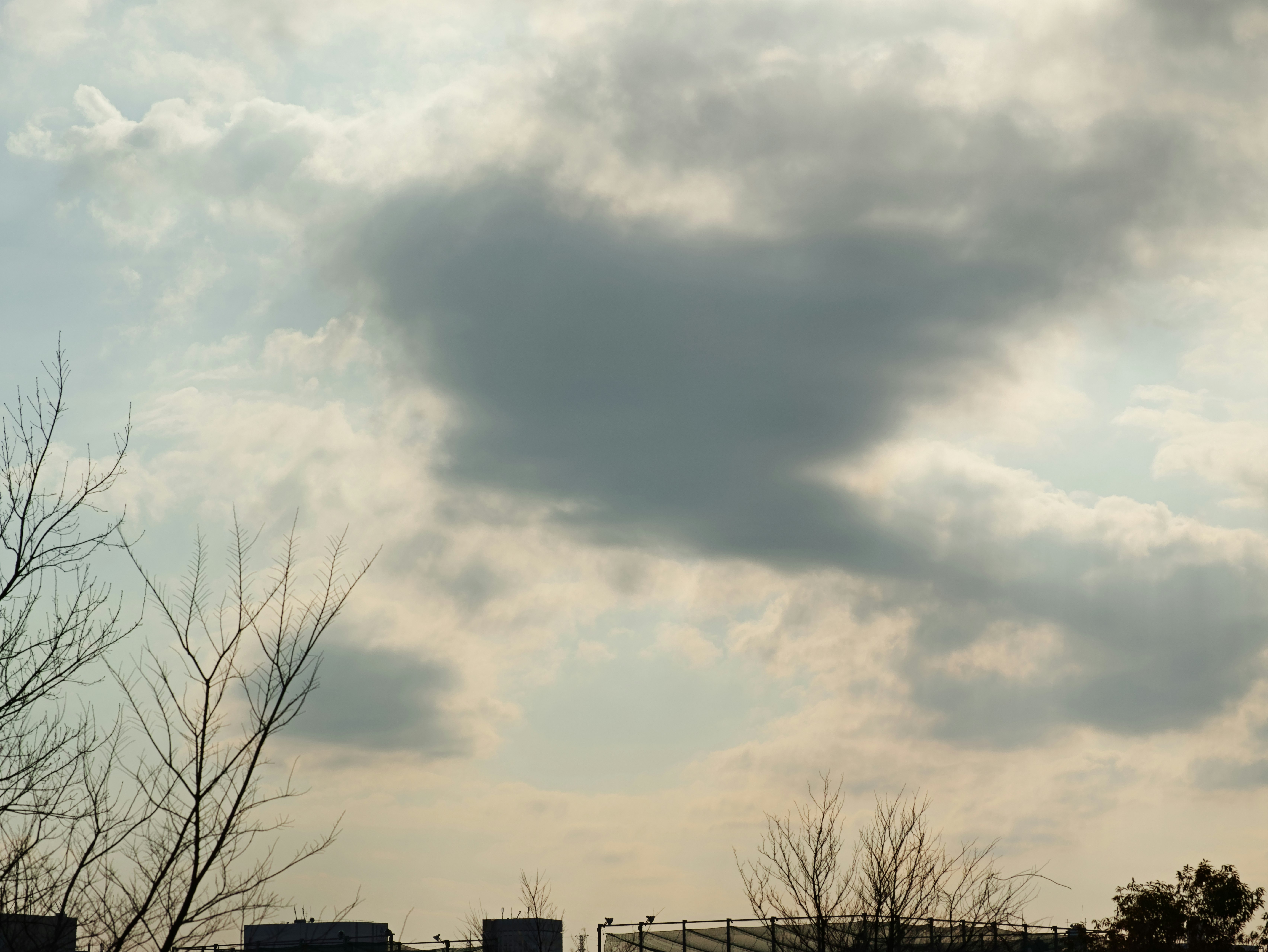 雲が広がる夕暮れの空と遠景の街並み