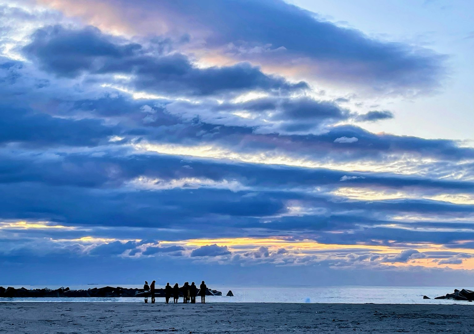Silhouette di isole contro un oceano blu e un cielo al tramonto