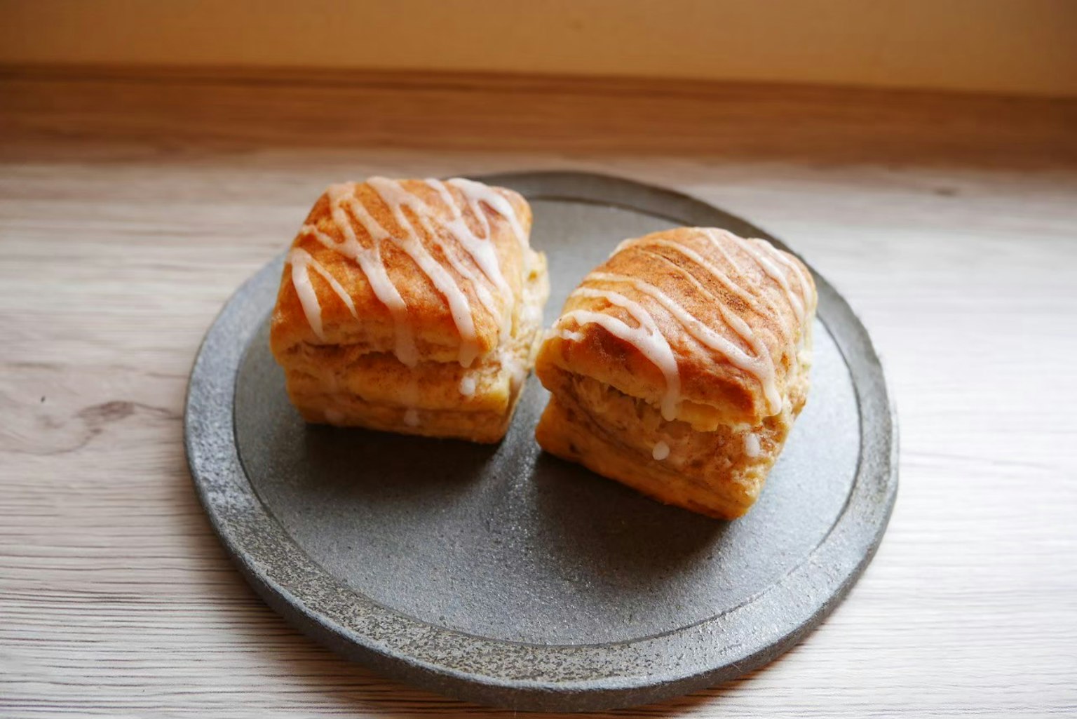Hai chiếc bánh có lớp icing trên đĩa đá
