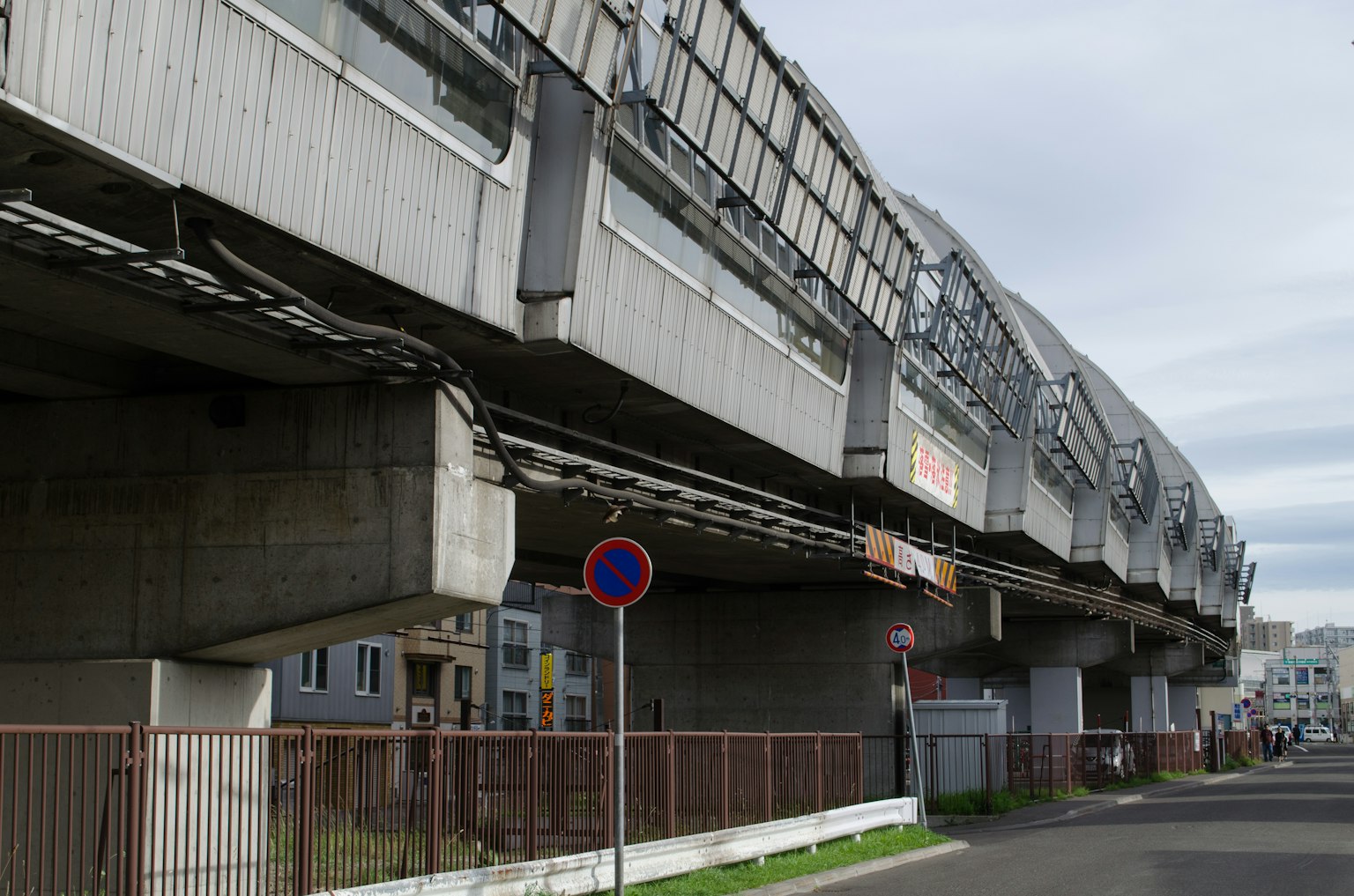 Escena urbana con una estructura de tren elevado