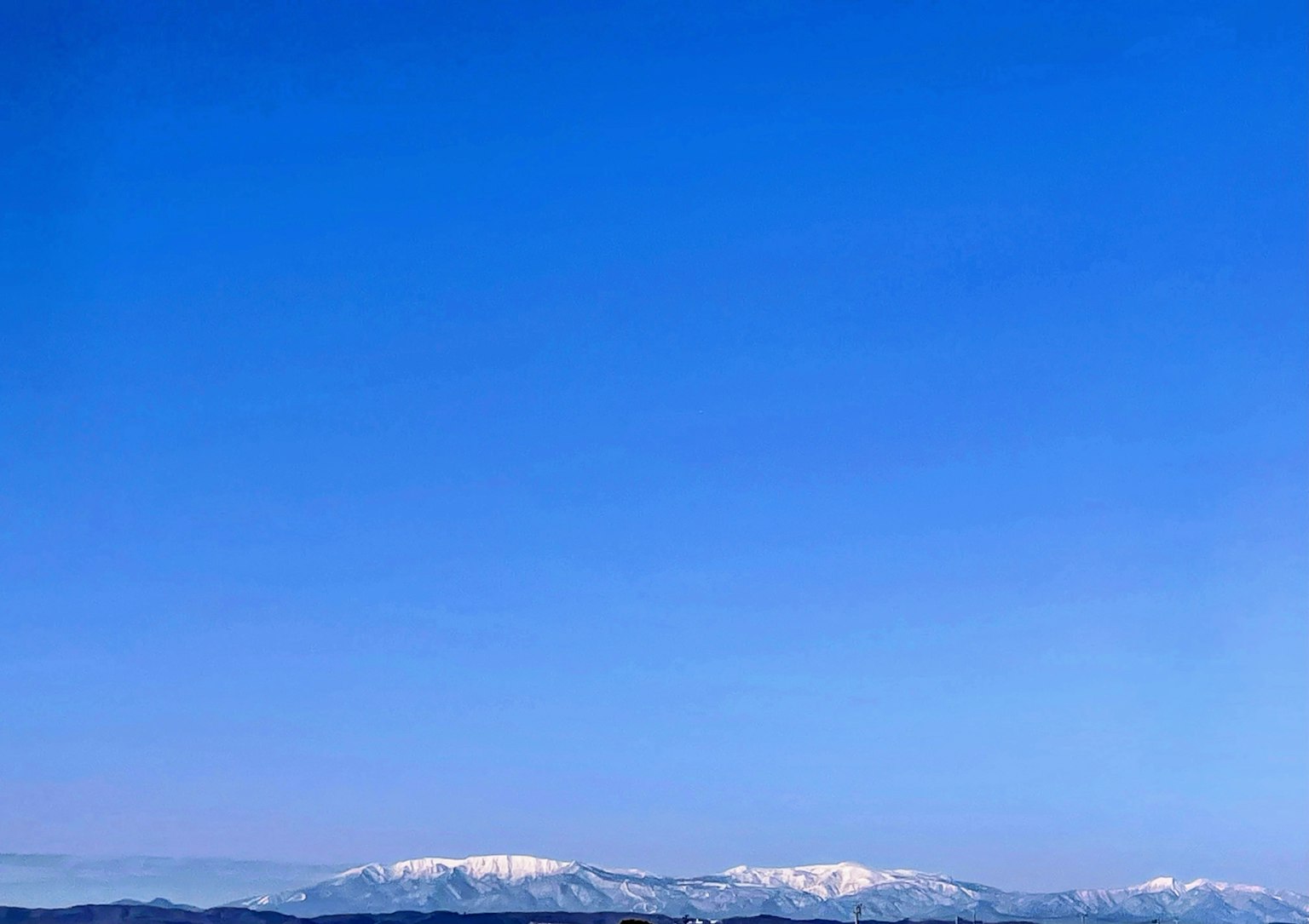Paysage de ciel bleu et de montagnes enneigées