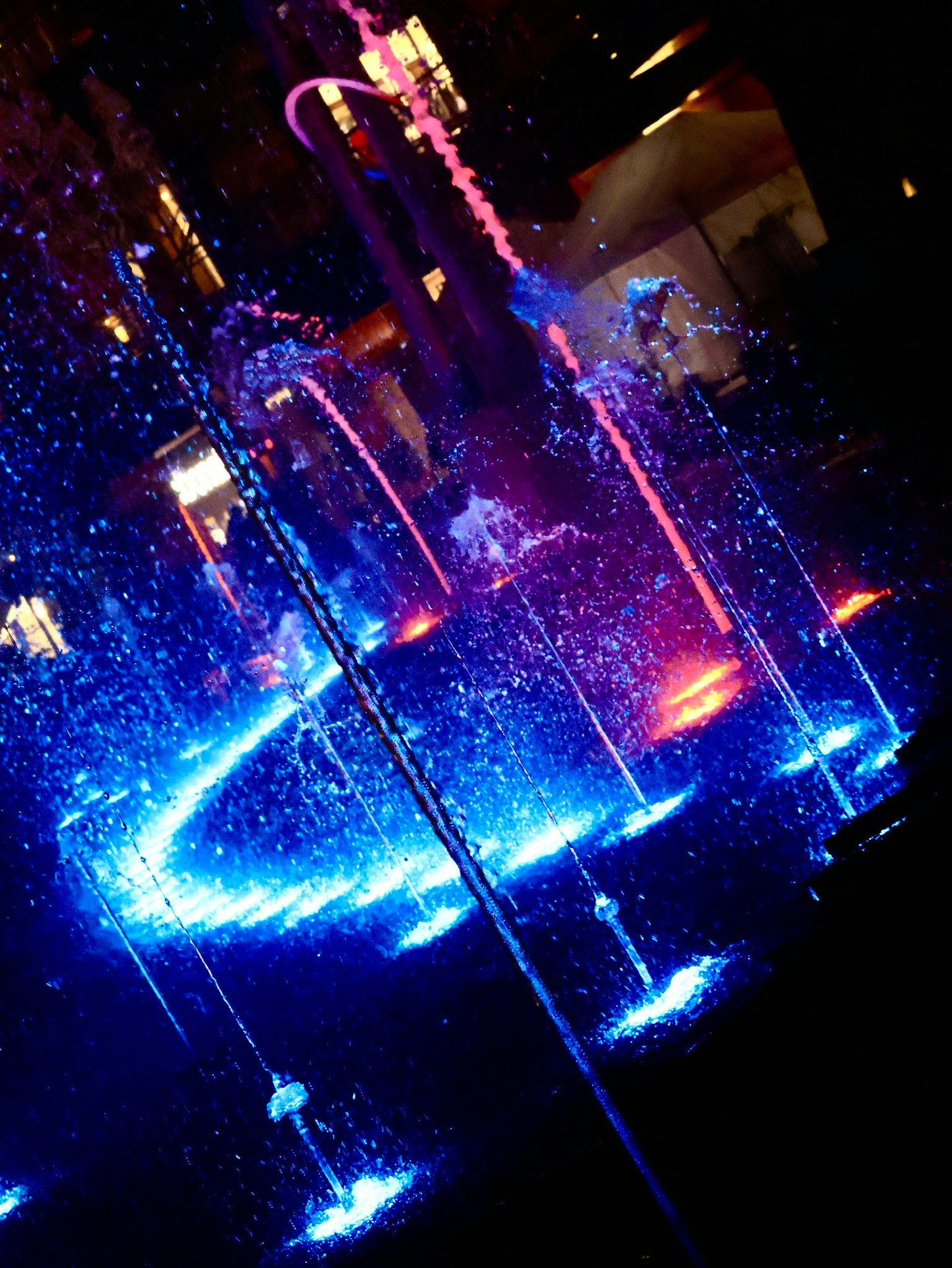 Fuente iluminada colorida con salpicaduras de agua